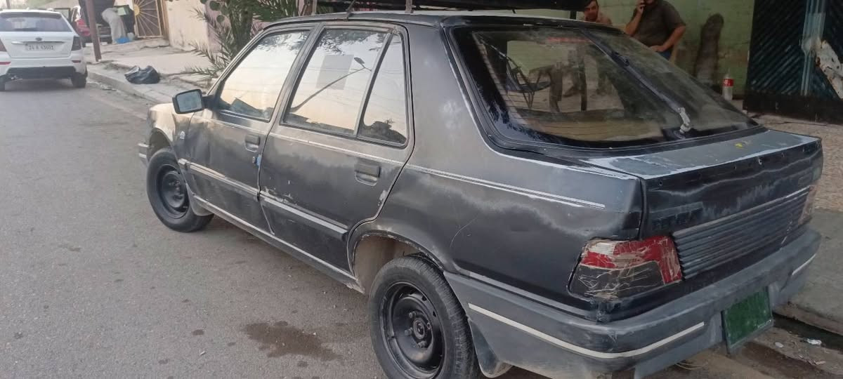 بيجو سنويه بيضه محرك بي اثر نفخ كير نضيف طخم نضيف عليها غرامه ١٠٠ الف السياره شغاله ترايك وين من يعجبك شرط نكره سلف السياره مابيها صبغ فقط تقحيل ولباقي كدم العين مكاني حي القاهره السعر ١٠ وبيها مجال قليل شرط الوكاله ولتحويل ***********
