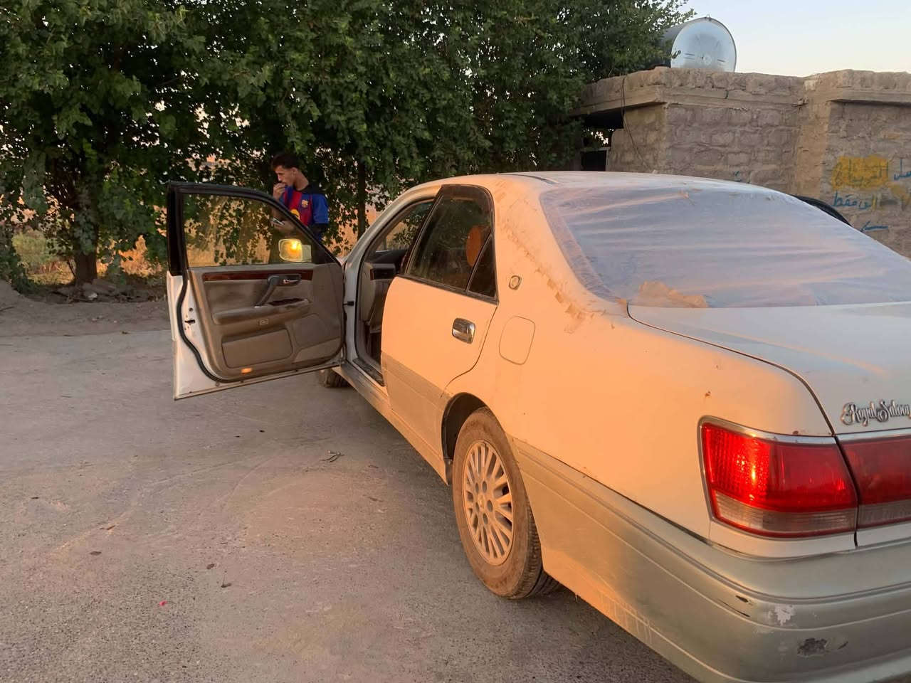 كراون(ملكه)موديل2000
محركD4 نضيف حيل دمعه كير شرط تبريد بيها صدر نص عمر وجام الخلفي مكسور  السعر24وبيها مجال***********
