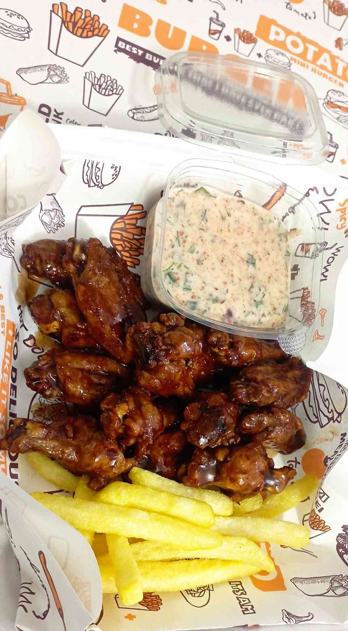 🍗🔥 زاد أهلنه جابتلكم نكهة تكساس للحلّة! 🇺🇸
لأن نحب نجيبلكم كل جديد ومميز، حضّرنالكم تشكيلة أجنحة دجاج بطعم غير شكل 😍
🍗 أجنحة مشوية ومتبلّة بتتبيلة خاصة، بطعم غني ولذيذ يخليكم تطلبوها مرة ومرتين!
🔥 أجنحة دجاج مقلية ومقرمشة بصوص البافلو، قرمشة من برّه وطعم حار ولذيذ من جوّه، ويّاها صوص خاص للتغميس يزيدها متعة! 🤤
🌶️ نكهة تكساس وصلت للحلّة، وتجربة جديدة ومختلفة وفرناها إلكم بمطبخ زاد أهلنه!
يلا جرّبوها، وخلّونا نسمع آراءكم… لأن رأيكم يهمّنا وأهلنه يستاهلون كل جديد ❤️
مطبخ زاد أهلنه — الطعم الأصيل والنكهة المختلفة!

يوجد توصيل  داخل الحمزه والهاشميه
