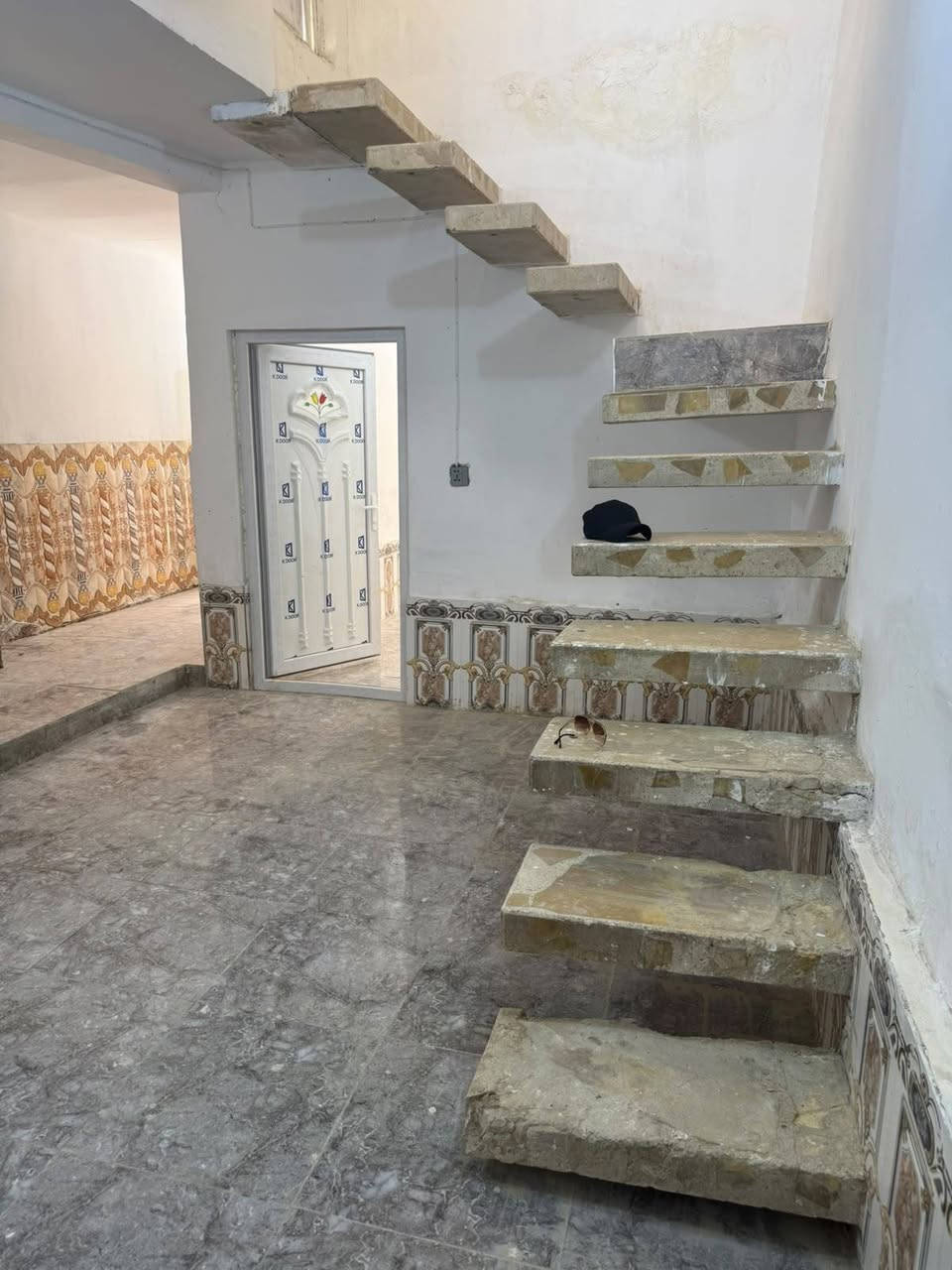 في كربلاء 🏠 بيت ١٠٠م طابق واحد غرفه نوم استقبال صاله مطبخ وصحيات وطارمه جبيره بيت نظيف عگاده نظيف عل شارع عرض ١٠متر ...يبعد ٢٥٠متر عن شارع تجاري وخط باب الحسين كوسترات وسط المنطقه خدمات مجاري متوفره طابو زراعي سند ٢٥ إقرار محكمه من المالك مباشرة العنوان /حي الأمين شارع الحر خلف مول المائده التجاري فرع أسواق اي مارت بيت نظيف ومرتب مثل ما موضح بالصور سعر ٦٥ وبي مجال ..للاستفسار مكتب الأوس للعقار ابو سجاد*********** ابو وائل *********** علما ان تفاوض مع صاحب البيت مباشر .. كربلاء, العراق
