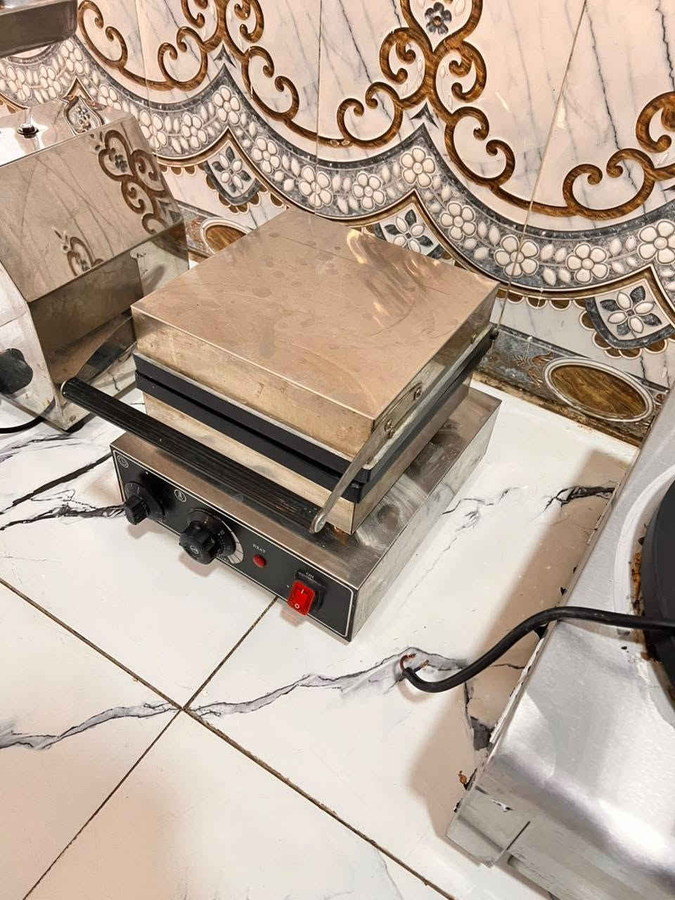 السلام عليكم
اخوان غراض مستخدمة جديدة استخدام اقل الشهر 
نضيفات كلش جدد كلهم 
مثرامة 200
فتاحة عجين 450
جهاز كرب 120
وافل 120

بغداد النهروان *********** واتساب وخط متوفر
