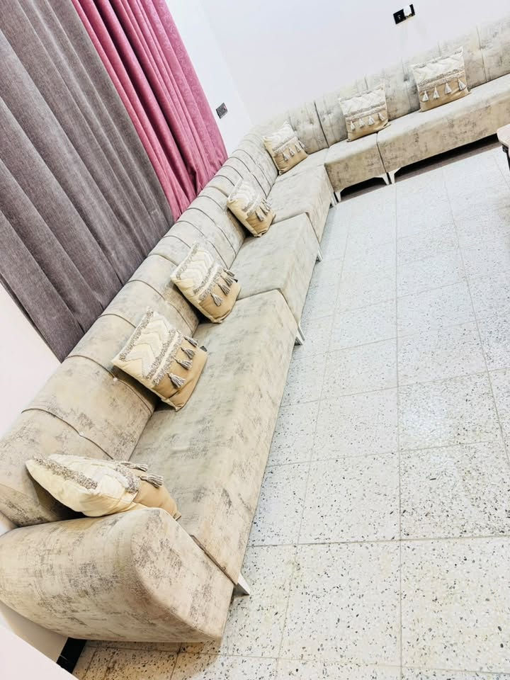 ديوان ١٢ مقعد • ٦ قطع • مستخدم قليل