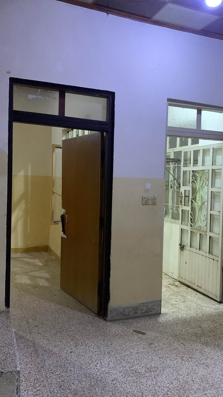 السلام عليكم دار للإيجار 110م مربع ركن في حي الانتصار شارع 30 بيت تظيف غرفتين وهول واستقبال 
بدل الايجار | 250 الف دينار عراقي
للاستفسار : *********** 
مكتب الصحاري
