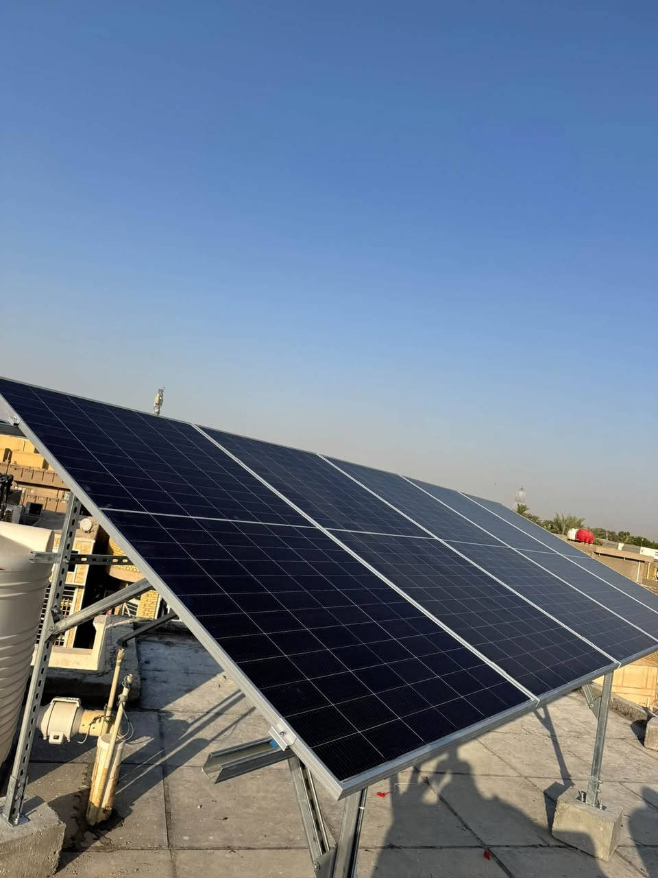☀️⚡ منظومة جديدة تُضاف إلى أعمال مكتب الطاقة المستدامة

منظومة متوازنة للاستخدام المنزلي، تم تنفيذها بمكونات موثوقة وباهتمام كامل بتفاصيل الحماية والتركيب:

⚡ انفيرتر Autarco بقدرة 3.5 kW
🔋 بطارية ليثيوم Pylontech سعة 5.12 kWh
☀️ 5 ألواح RONMA بقدرة 580W للوح — بإجمالي 2.9 kWp
🏗️ هيكل ميكانو ثقيل سماكة 1.8 ملم
🔄 بورد تحويل أوتوماتيكي ATS من شركة كهرو
🛡️ تنفيذ وحمايات مدروسة وفق الأصول الفنية

في مكتب الطاقة المستدامة لا ننظر للمنظومة على أنها انفيرتر وبطارية وألواح فقط؛ بل مشروع متكامل يبدأ من اختيار المكونات والتصميم الصحيح وينتهي بالتنفيذ الدقيق وخدمة ما بعد البيع.

الجودة في المكونات… والدقة في التنفيذ.

📍 مكتب الطاقة المستدامة
الكوت – الخاجية – شارع 40
📞 ***********
