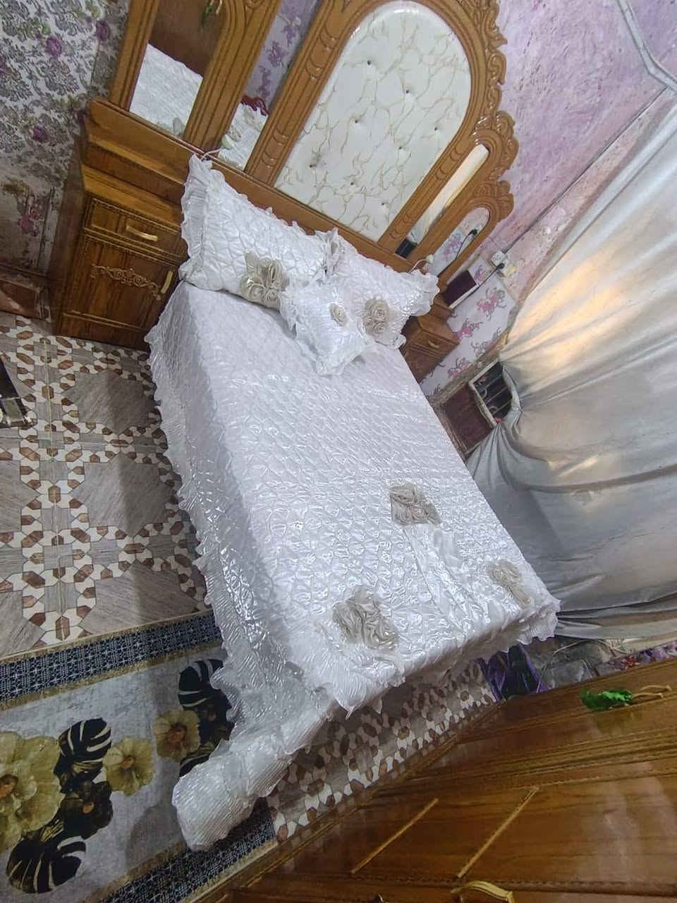 فرشه عرايس جديدة 
الاصلي موديل كلش نزاكه جدا نضيفه ترهم للعروس ترهم تاخذوها للغرفه تغيرون بيها
بدل ١٠٠ الف ب٤٠ بلاش😱
