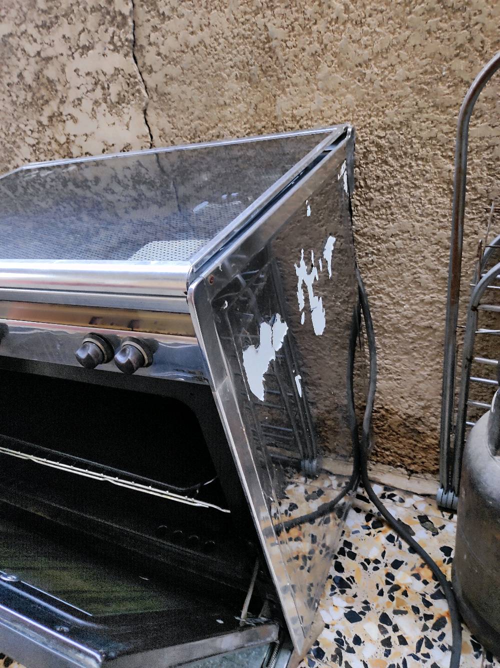 طباخ • فرن شغال • باب ما يغلّق
