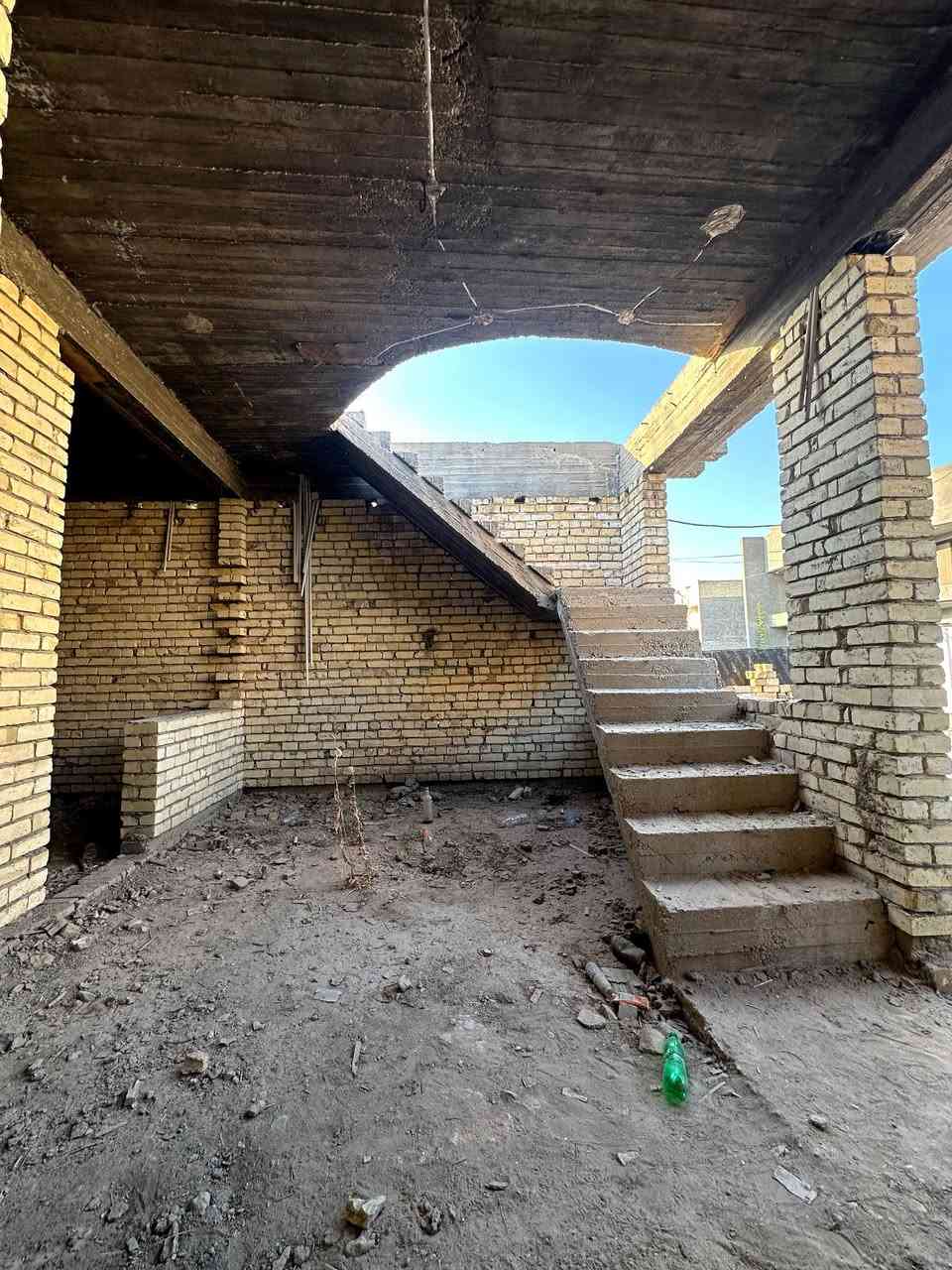 السلام عليكم حبايب هيكل للبيع بزوير المساحه ١٠٠م مربع ١٠x١٠ بناء درجه اولى صب كونكريت مسلح اساس وسقف طابوك جمهوري على الشارع الرئيسي مال الغسل وخارطه كلش مرتبه يحتوي على استقبال وصاله ومطبخ وغرفه  وصحيات ٢التواصل والاستفسار الرقم ***********
