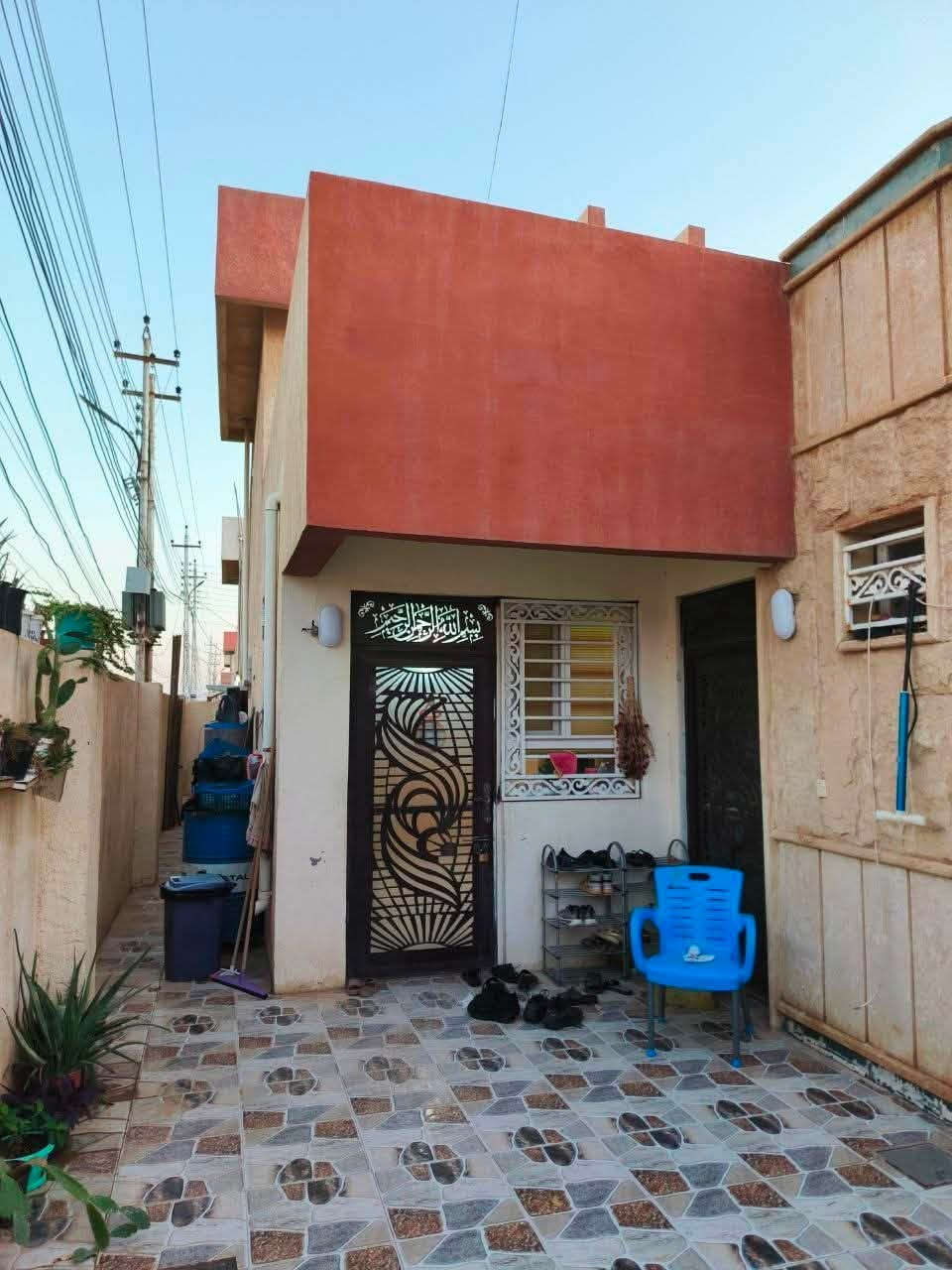 🏡 بيت للبيع

📍 المساحة: 200 متر مربع
📐 الواجهة: 10 متر
📏 العمق: 20 متر

مواصفات البيت:

* 3 غرف نوم.
* صالة استقبال.
* مخزن (ساندويج).
* البيت مستلم هيكل وتمت أعمال الإكمال بإشراف شخصي.
* تنفيذ البناء وأعمال الدمج من قبل شركة مختصة.
* الحمام والتواليت منفصلان.
* جدران الصالة والاستقبال مكسوة سيراميك (حزام)، مع تغليف الجدار المجاور للحمام بالحجر للحماية من الرطوبة والتقفع.
* تم تبديل أساسات البيت بالكامل.
* تنفيذ نظام تصريف مياه الأمطار بشكل احترافي.
* أساسات البيت مرشوشة بالنفط الأسود لعزل الرطوبة.

💰 السعر: 145 مليون دينار عراقي (نقدًا)، ويوجد مجال للتفاوض.

للاستفسار أو المعاينة، يرجى التواصل على الخاص
او على الرقم ( ***********)
