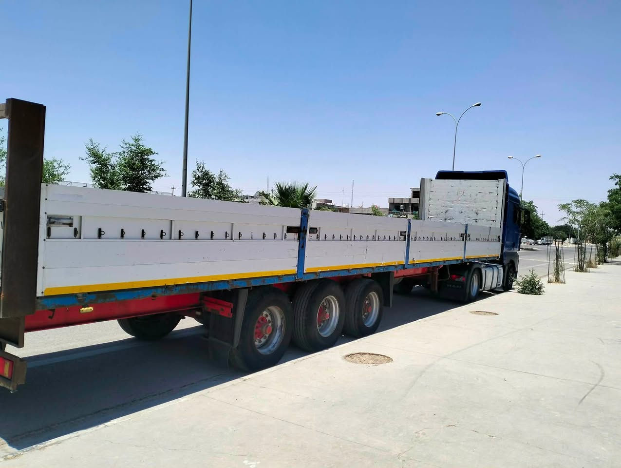 مان بێریڤان بۆفرۆشتن 480ئۆتۆماتیک هاڤ سەلاجەبۆیلەر ریتایدەر ئیمپریفایەر
تایەی تازەیە تازە رەقەم کراوە سەنەوی دارو بەردی تازەیە 
بەکاملی ئەیفرۆشم  
گێرو مەکینەو کارەبایی و ریتایدەر بەشەرت نوقسانی تیانیە لەناو ئیشایە رۆنی تازە گۆراوە 
بیانو برە
***********
