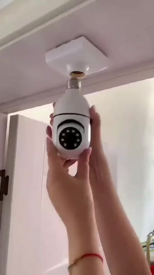 كاميرا مراقبة ذكية بزاوية دوران 360° 👇🏻 أطلب الآن 📞 *********** واتساب ✅  موديل: ez123 توفر مراقبة شاملة بدقة عالية وتغطية كاملة للمكان بفضل إمكانية الدوران الأفقي والعمودي تدعم الاتصال عبر شبكة الواي فاي للتحكم والمراقبة عن بُعد من خلال تطبيق الهاتف مزودة بخاصية التصوير الليلي لرؤية واضحة حتى في الظلام تدعم التكبير، التصغير، والإمالة لتحديد أدق التفاصيل تحتوي على مايكروفون مدمج وسبيكر للتواصل الصوتي المباشر بجودة صوت نقية تدعم إدخال كارت ذاكرة لتسجيل الفيديوهات والرجوع إليها لاحقًا تنبيه فوري عند اكتشاف أي حركة بفضل مستشعر PIR سهولة في التثبيت والتشغيل
