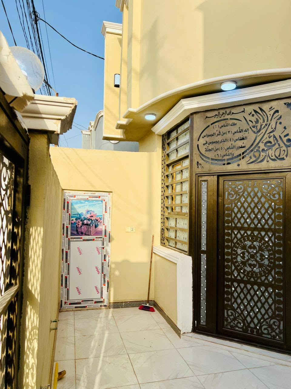 السلام عليكم 
بلاش بلاش  160متر وشارع 20
بيت 160 متر للبيع طابق واحد
شارع كربلاء عمود 110 البيت شارع 20
بناء جديد وخدمات كامله ماي كهرباء تبليط 
البيت مرقم وجاهز 
البيت مرقم من قبل البلدية وبي معاملة تطويب
السعر مناسب 75 
***********
