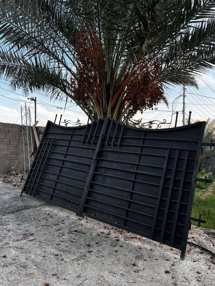 السلام عليكم باب تفصال 4متر طول عرض مترتين جديده وليسه مستخدمه 400 الف وبيها مجال رقم الهاتف *********** طريق ابو الجاسم
