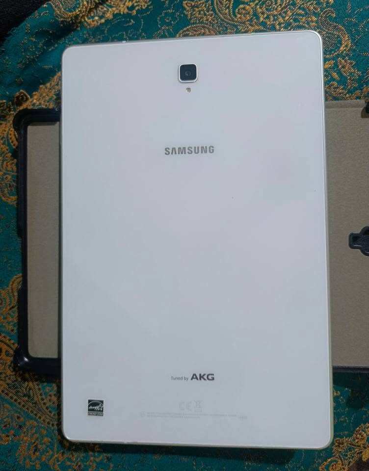 Samsung Galaxy Tab S4 / سامسونك كالاكسي تاب اس 4

للبيع تابلت سامسونك بسعر مناسب ومواصفات عالية :

الشاشة : سوبر أموليد ذات ألوان ودقة خرافية وحجم عملاق 10.5 إنج

المعالج : سناب دراكون 935 يدعم بوبجي 60 فريم

الذاكرة : 64 كيكا ويستقبل ذاكرة خارجية لحد 1 تيرا يعني ألف كيكا

الرام : 4 كيكا

البطارية : 7300 مللي أمبير 

بيه أربع سماعات من شركة AKG تتميز بصوت عالي و واضح ويدعم ال Dolby Atmos

يدعم فتح القفل بنظام الفيس آي دي (Face ID) نفس الآيفون 

ويدعم نظام Samsung DeX يعني تحول الجهاز لنظام مشابه للويندوز (يشبه الكمبيوتر)

جهاز كلش نظيف إذا تلاكي بيه شخط واحد تاخذه بلاش وكاميراته كلش حلوة رغم انه تابلت  ، يفيد الطلاب للدراسة وهم مشاهدة الأفلام والمحتوى ، طبعاً التابلت يدعم القلم مال سامسونك بس ضايع القلم بس تكدر تشتريله واحد ، أعطيك وياه كفر دفتري .

سعر الجهاز 300 ألف وهم بيه مجال

متواجد في كركوك والحويجة والعباسي 

تواصل وياي *********** يوجد أيضاً واتساب

#تابلت_سلمسونك_أموليد_كركوك_الحويجة_العباسي_samsung_tab_s4 كركوك, العراق
