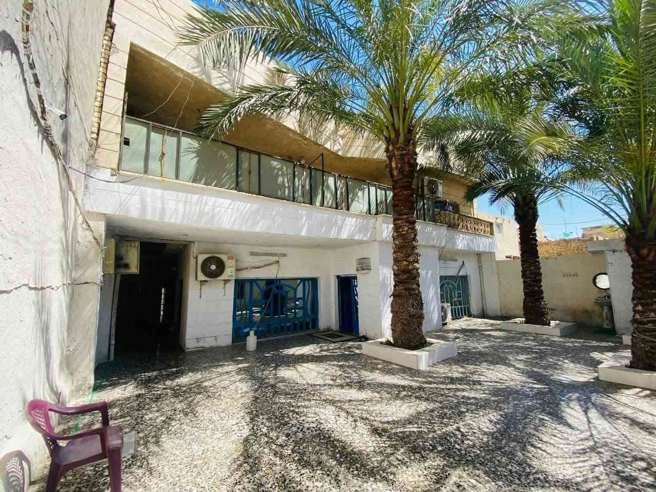 دار للبيع
الموقع📍بغداد حي النصر شارع السوق 
قرب جامع الإمام المهدي(ع) 
مساحة الدار 300م📌 
يحتوي على 5غرف نوم 
واستقبال وصالة ومطبخ 
الدار طابقين 2⃣ 
الدار طابو صرف ✅ 
يبعد عن الشارع العام 9 أفرع 
البيت مرتفع عن الشارع ✅
جاهز من كلشي  
كراج البيت يسع إلى سيارتين 
صحيات عدد 3 
٢داخلي ووحدة خارجية حمام +تواليت مشترك 
البيت يرهم بيع أو مراوس حسب القناعة 
يباع مع الأثاث أو بدونه 
للاستفسار الاتصال على الرقم 
***********
