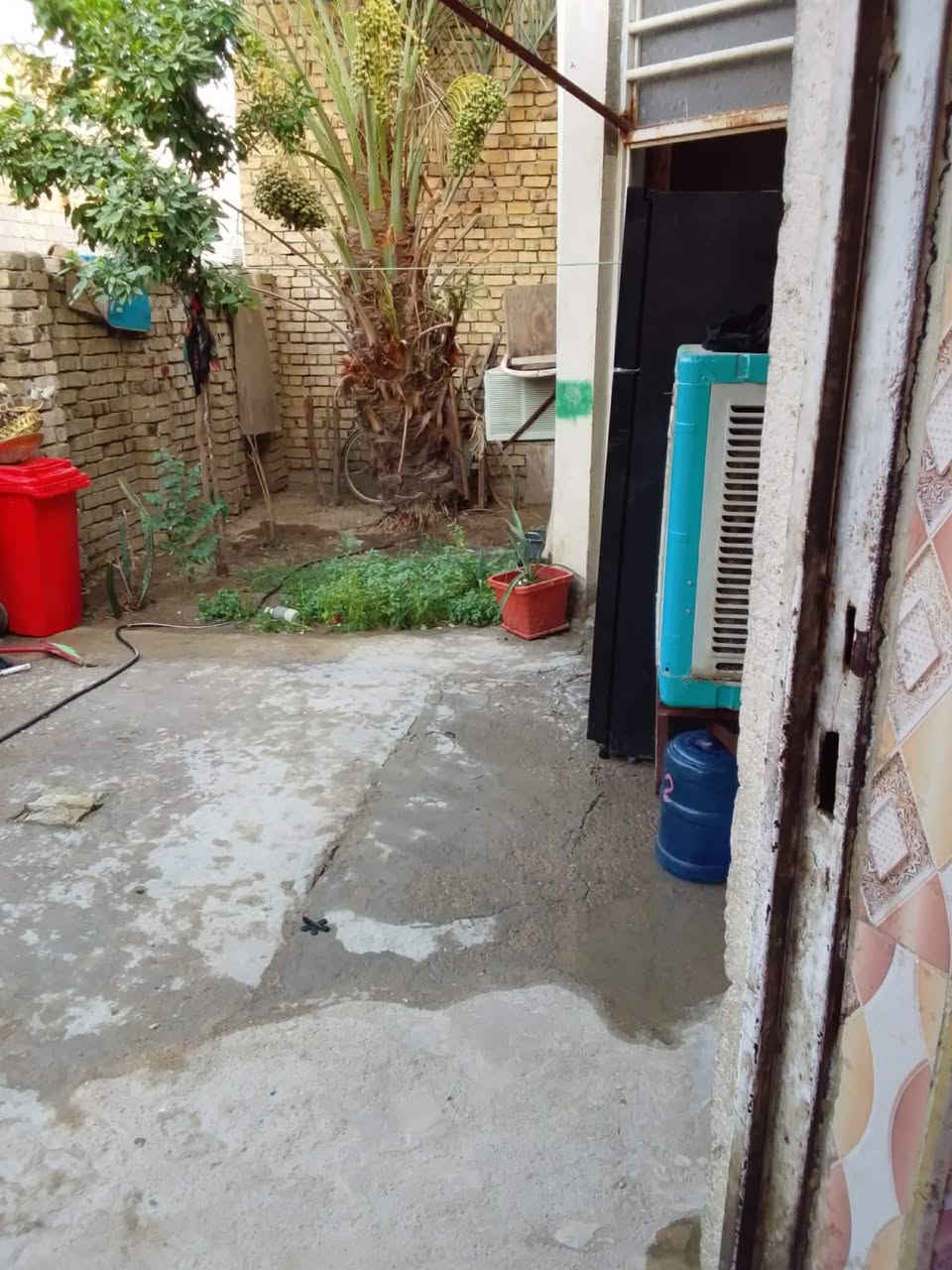 بيت للبيع مساحته 135 متر زراعي سند 25 الموقع الحمزه الغربي شارع علي قماره قرب سيد عباس
يحتوي على غرفة ومطبخ وصالة واستقبال وصحيات داخليه وخارجيه
 بناء طابوك والسقف عكاده
للبيع او مراوس
مجاري ومي وكهرباء ومولده ذهبي وعرض الشارع ٦ امتار
السعر 50 مليون وبي مجال
الاستفسار الاتصال على الرقم ***********
