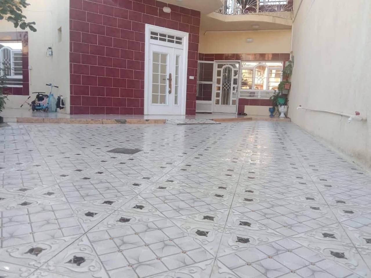 السلام عليكم بيت للبيع ٣٠٠م طابو طابقين البيت يتكون من مطبخ حار وبارد مع كاونتر تركي واستقبال جبير مع مغاسل للضيوف وهول داخلي والصاله مع مجمع درج ومغاسل وغرفة نوم وقاط ثاني نفس الجوه بس مابي مطبخ بس غرف نوم مع مغاسل والكيزر البيت نظام دكت نظيف كلش ميحتاج أي شي .....المكان ديالى خانقين خلف الملعب قرب مدرسة ازادي ...للاستفسار الاتصال على الرقم ***********
