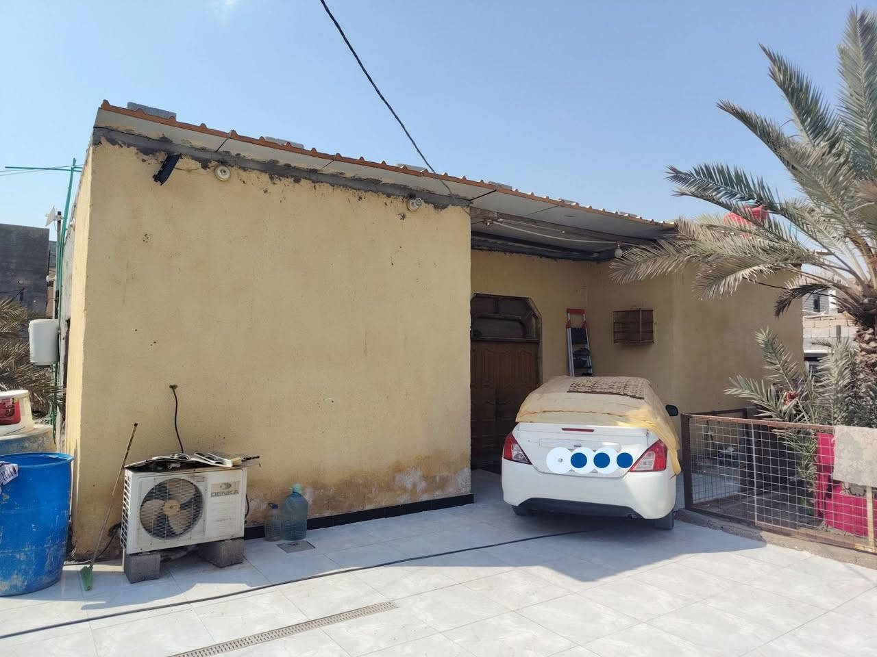 السلام عليكم منزل للبيع في ابو الخصيب منطقة ابو الجوزي المساحة الكلية 470 متر ومساحة بناء البيت 140 متر يحتوي عل غرفتين نوم + ديوانيه + مطبخ + صاله + حمام داخلي وخارجي أرض زراعي سند 25 تحويل مباشر باسم المشتري السعر 110 مليون للاستفسار عن تفاصيل اخرئ للاتصال + واتساب *********** .
