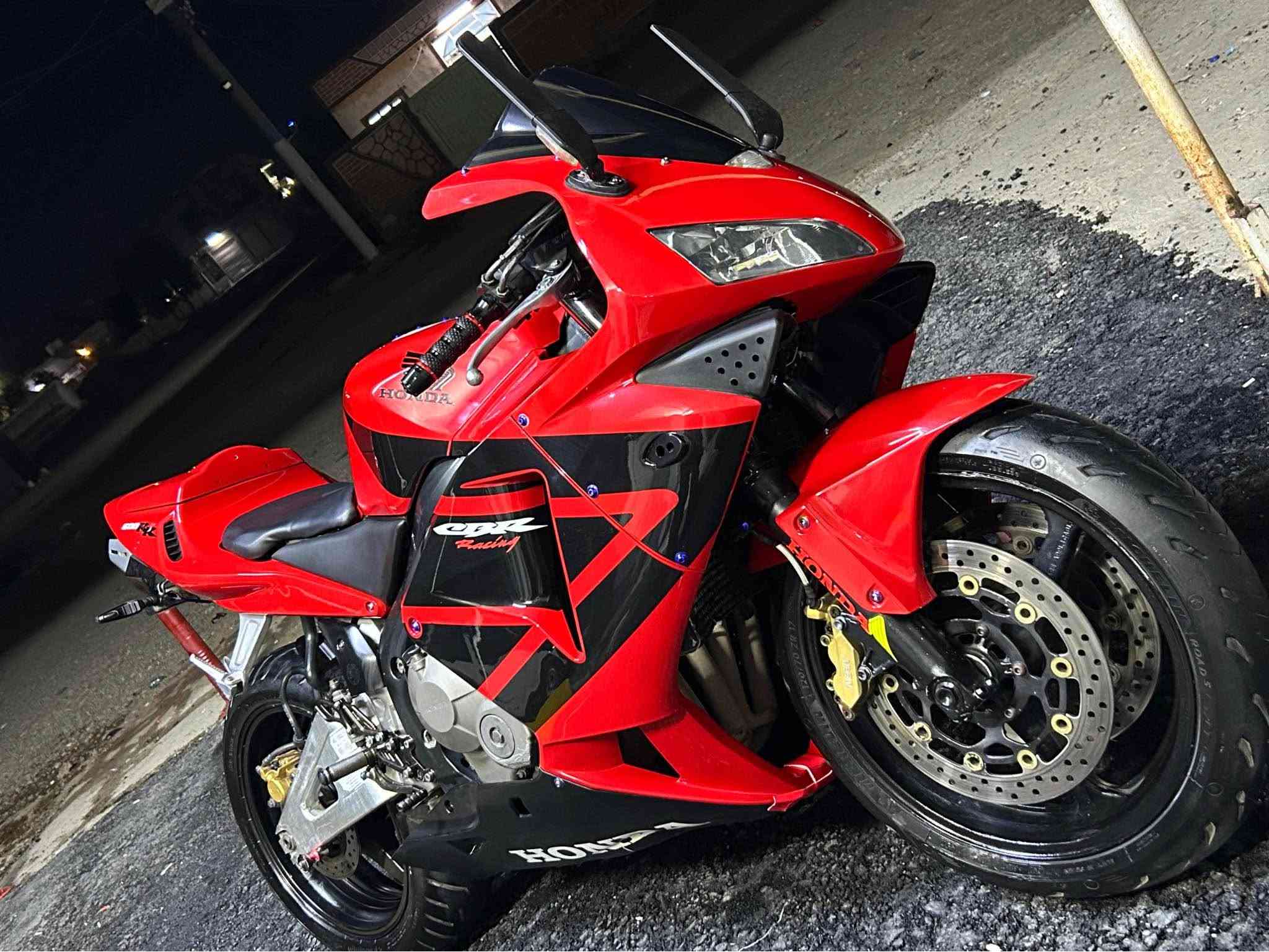 سلام عليكم 🫡 
CBR600RR
مؤدئل: ٢٠٠٦🏍️
كيلؤمتر: ٥٧ هه زار📟
مه كينه كه بس⚙️
سالؤنسةي بيلاده ➿
كئرومةكينه بةشةرت💯
كاراباي هةمووي بةشةرت 💡🔋
دووتايةي نوئ 🛞☑️
رؤنوفلتةري نوئي 🇩🇪🏍️
تاقمي بةنسي تازؤ كؤراوه 
لة جوانيو قةوةت 🚀🥇
—- ماتؤري دةستي خؤمة هيج مةسروفئكم تيا نةهئلاوة بة شةرتي ئةوة ئةيفرؤشم كة ( ٢٥٠ دينار)
مةسروفي تيا نةبئت هةمووي كياني نوئ نوئيه بؤ هةر پرسيارئك پةيوةندي بكة .—— تكايه بةس مشتةري تيل بكة ماجالي نامةو كؤمئندم نيه 🤝
٢٧$ ماجالئكي برايانه
كةلار ///        *********** كالار, السليمانية
