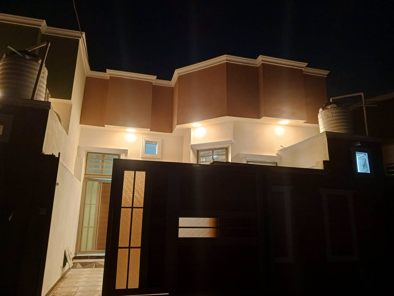 متوفر الان بيتين البيع الجزيره شارع زين العابدين طابو زراعي ملك صرف قرفتين مطبخ صحيات استقبال. صاله صحيات خارجيه مساحه البيت 130متر سعر 73 قابل للتفاوض الاتصال على رقم الهاتف ***********
