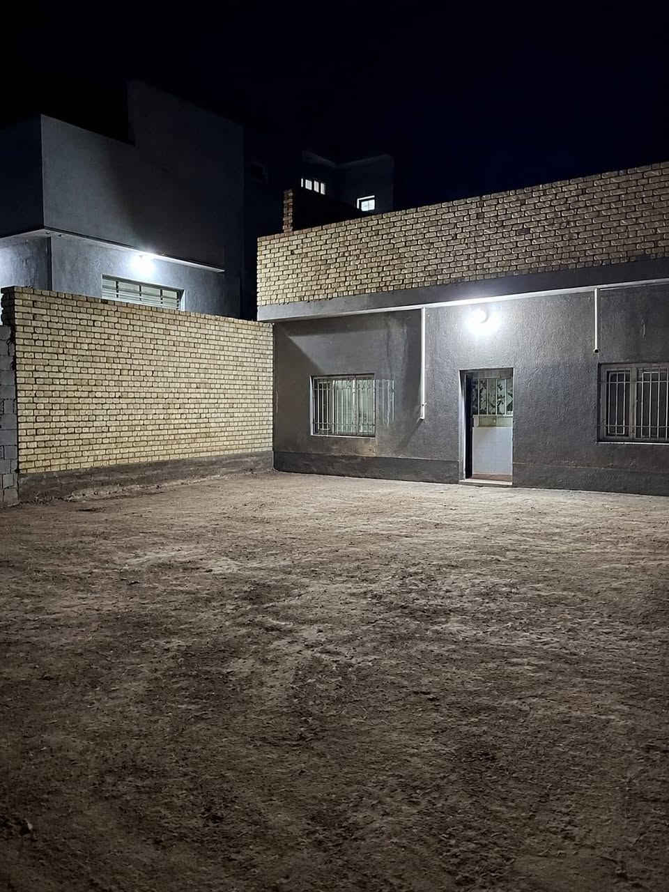 بيت للبيع مع قطعة المساحة الكلية ٣٢٠م قرب فائز الحداد للاستفسار *********** منطقة البستان
