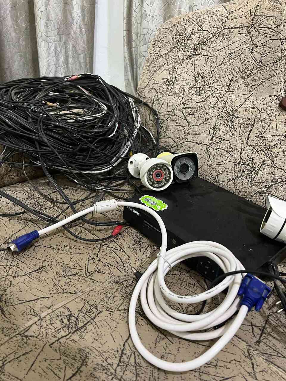 كاميرات مراقبة
جهاز ٤ كامرات شغالات مابيهن شيء
ابيعهن كلهن هنة والكاميرات

قيم واخذ بل يرضي الله مكاني كوت شراي متواجد خاص 

وهذا رقمي ***********
