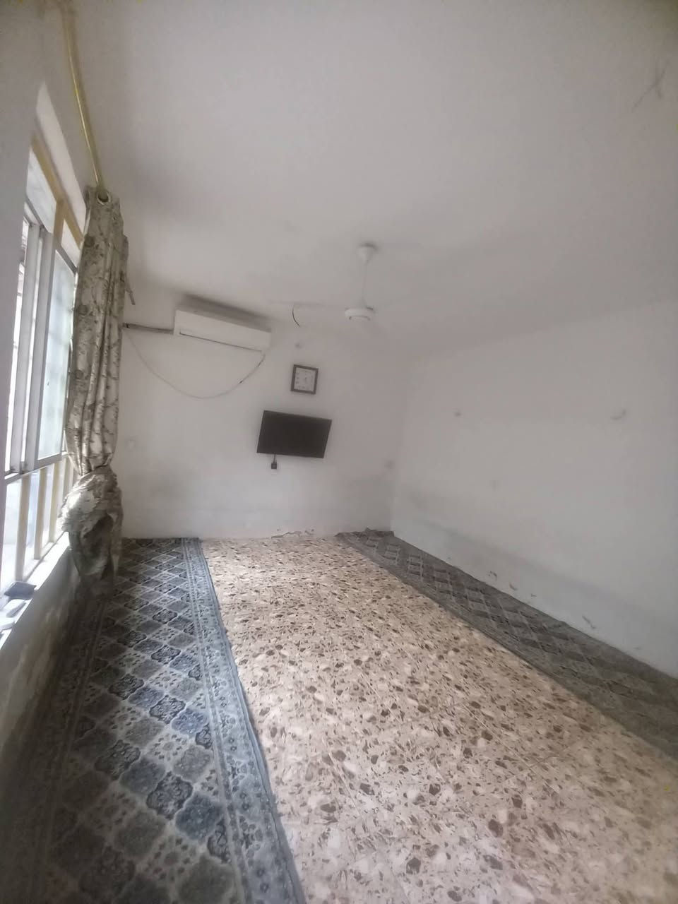 🏠 بيت للبيع – الزعفرانية
📐 المساحة: 100 متر مربع
🏢 طابقين

🔹 الطابق الأول:
• غرفة
• مطبخ
• استقبال
• هول
• صحيات

🔹 الطابق الثاني:
• غرفتين نوم
• هول
• صحيات
• مخزن

📜 السند: زراعي – سند 25
💰 السعر: 80 مليون

📍 العنوان: بغداد – الزعفرانية، نهاية شارع الكهرباء، شارع المختار الثقفي

📞 للاستفسار والاتصال:
***********
