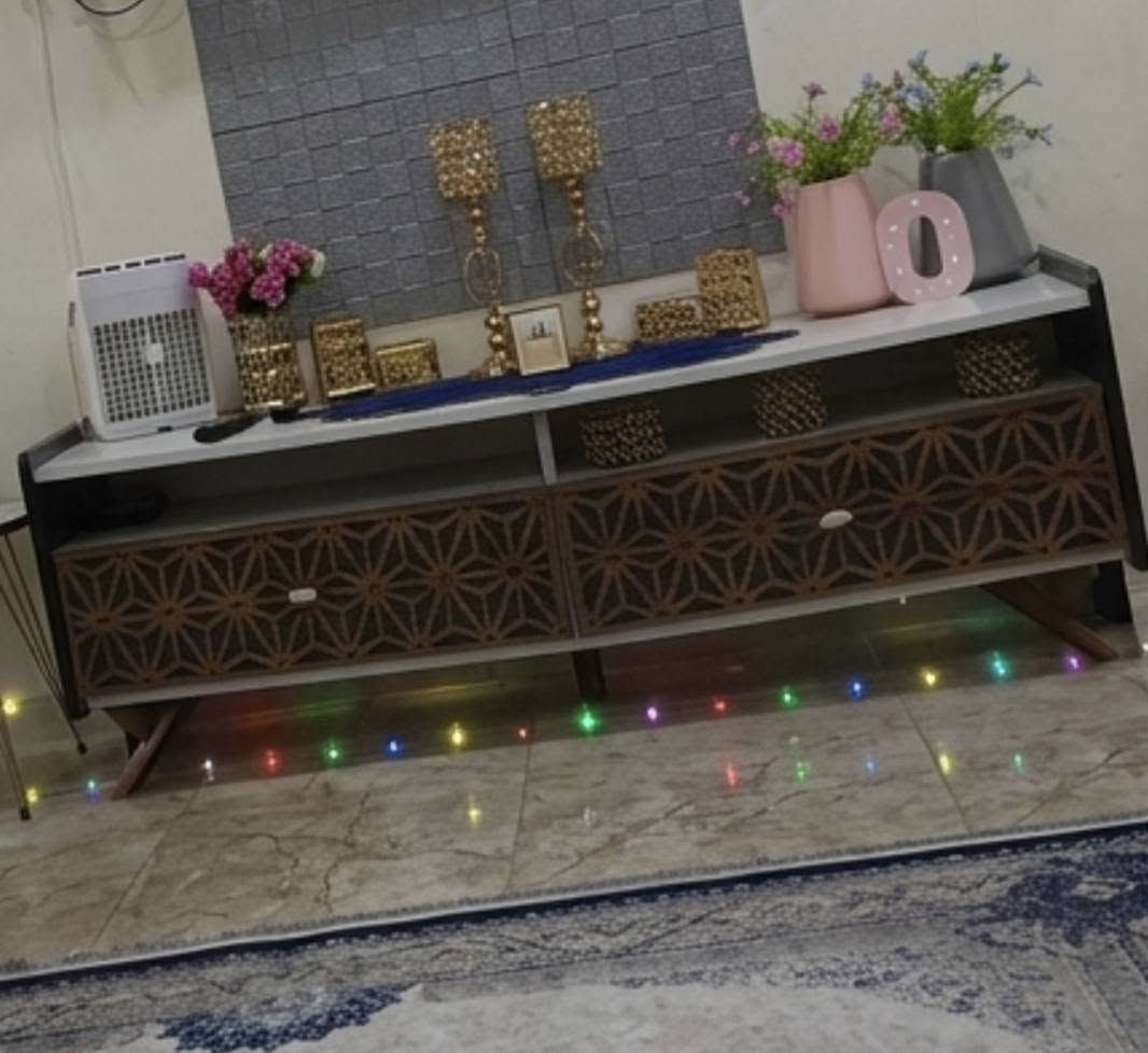 ميز للبيع سعره 40نضيف كلش مكان حمزلي اتصال ع الرقم ***********
