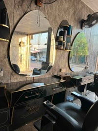 ميز حلاقه عدد 2 و كرسي للبيع مستخدم شي قليل  07728530640