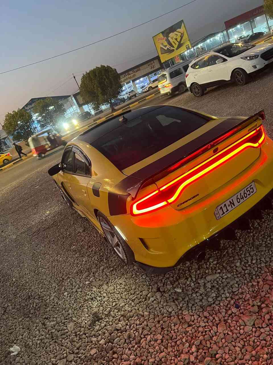 🏎️ دودج جارجر دايتونا 2017- للبيع
السعر 168 وبيها مجال قليل كلش
الموديل: 2017
حادث مرفق بالمنشور وبيها صبغ حزام(نظافة فول)
الفئة: دايتونا أصل (Daytona)
محرك هيمي 5700
المواصفات: فول مواصفات 1/1 (Full Options)
⚙️ المواصفات والتفاصيل:
المحرك: V8 HEMI بأداء وقوة ممتازة.
أنظمة الأمان والقيادة الذكية:
رادار أمامي: نظام رادار للتنبيه من الاصطدام الأمامي مع مثبت السرعة التكيفي (Adaptive Cruise Control).
رادار جانبي: نظام مراقبة النقطة العمياء (Blind Spot) والتنبيه عند تغيير المسار.
حساسات خلفية + كاميرا للرجوع للخلف.
المقصورة الداخلية: مقاعد جلد مع شامواه (Alcantara) مطرزة بشعار Daytona الأنيق.
الشاشة والترفيه: شاشة كبيرة 8.4 إنش تدعم Apple CarPlay و Android Auto مع نظام ملاحة (GPS) ونظام صوتي عالي النقاء.
الأداء: نظام Super Track Pak مع صفحات Performance Pages للقيادة الرياضية.
الراحة والتحكم:
تدفئة وتبريد المقاعد الأمامية + تدفئة المقاعد الخلفية.
تدفئة المقود (الستيرن)
نظام تشغيل عن بعد.
الشكل الخارجي والأناقة:
فتحة سقف.
ويل كب دايتونا حجم 20 أصل.
بريكات بريمبو (Brembo).
حزمة واستيكرات دايتونا الأصلية
للاستفسار***********
