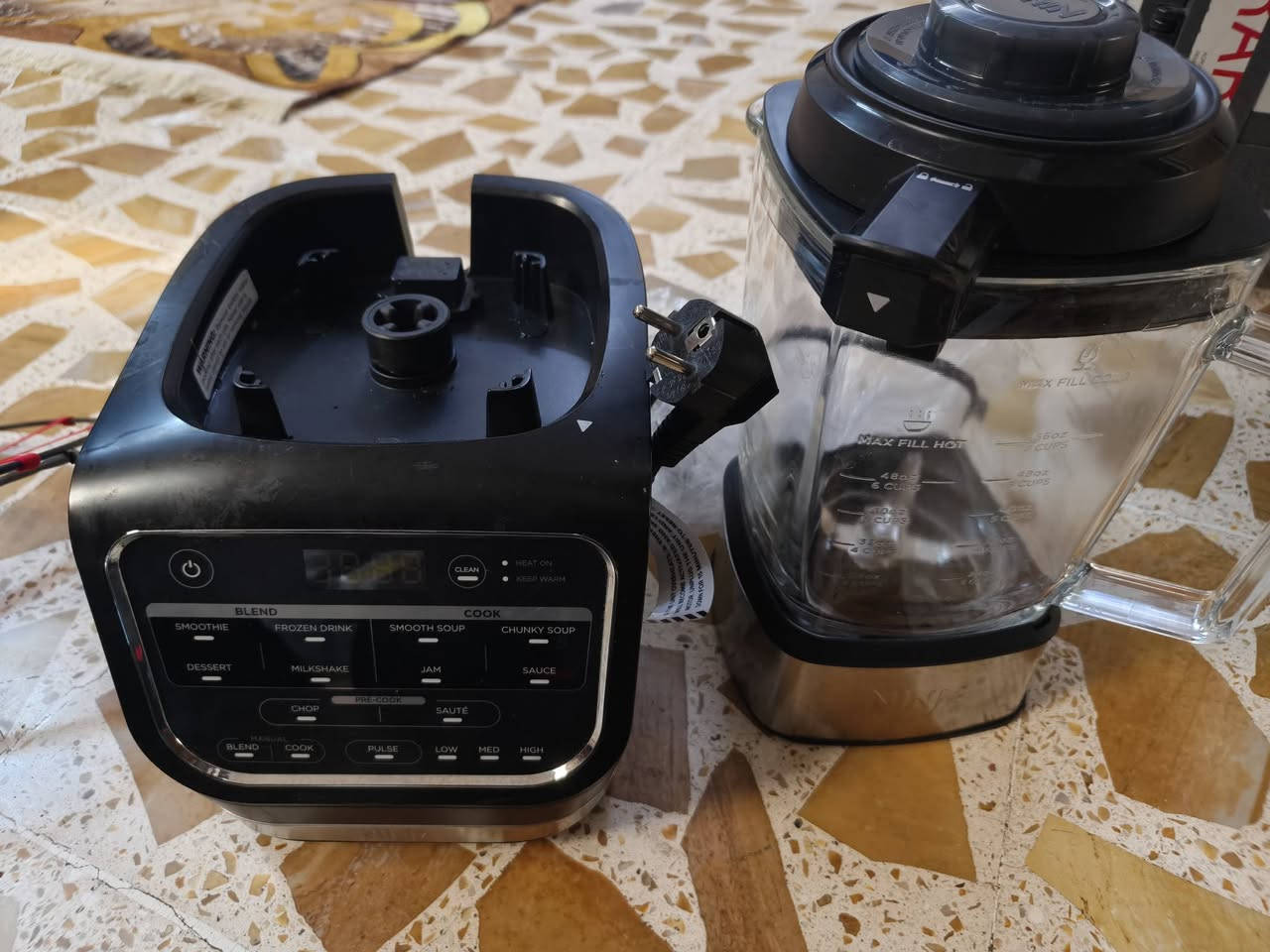خلاط مع قاعدة المحرك (Motor Base) الخاصة بخلاط وصانع الشوربة الساخن والبارد Ninja Foodi (موديل HB150EU / HB150UK) بقدرة 1000 واط.أبرز مواصفات قاعدة المحركلوحة التحكم: تحتوي على شاشة عرض وأزرار لمس لبرامج متعددة.برامج الساخن (Cook): مخصصة لعمل الشوربة الناعمة أو الخشنة، الصوص، والمربى.برامج البارد (Blend): مخصصة للسموذي، المشروبات المجمدة، والميلك شيك.أزرار اليدوي (Manual): للتحكم بدرجات السرعة (منخفض، متوسط، عالي) وخاصية النبض (Pulse). للتواصل خاص أو واتساب *********** ويوجد توصيل لكافة محافظات العراق
