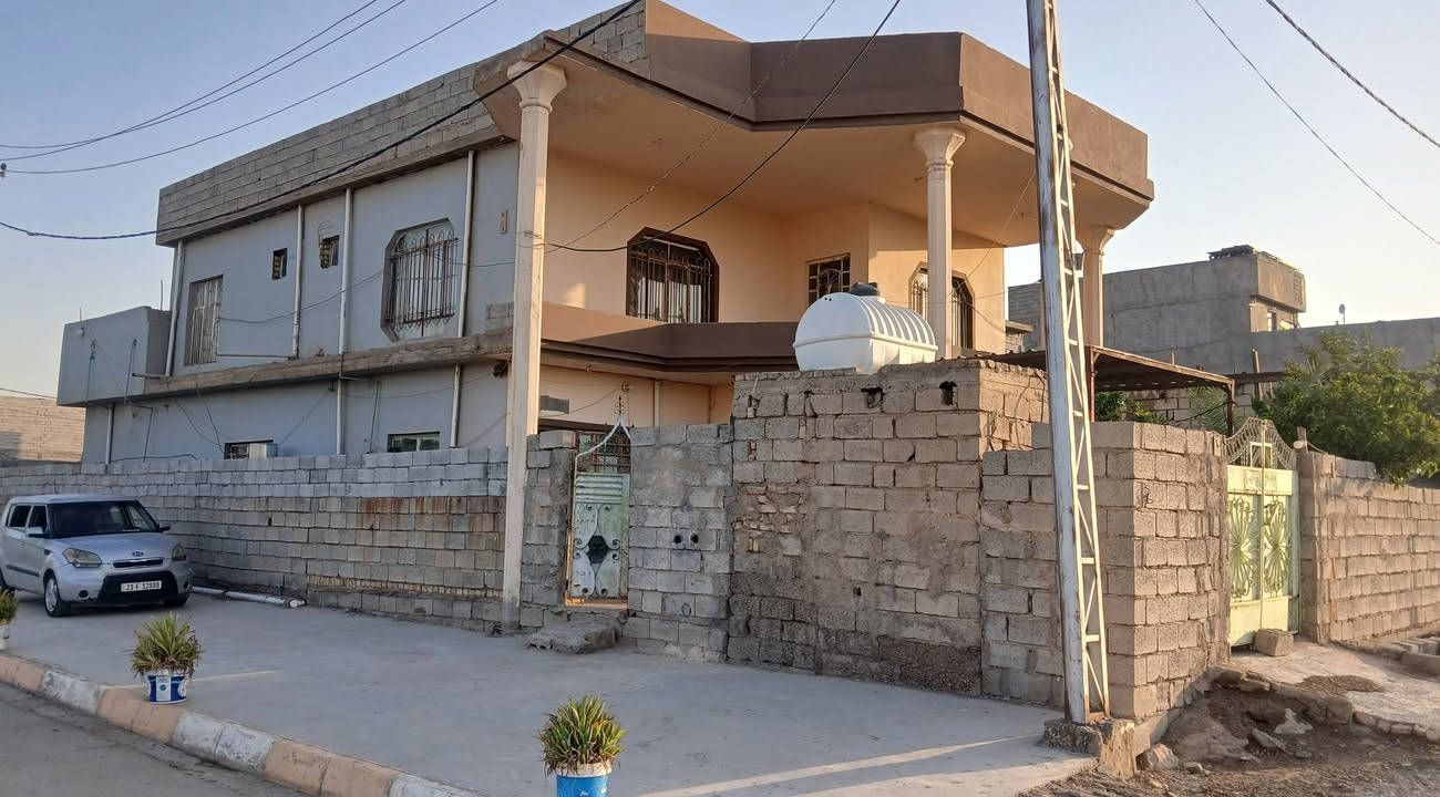 دار للبيع موقع ممتاز ركن  في بلور حوض المجبرجي خلف كراج بغداد  على شارع الجامع  مقابيل ساحة خدمات كاملة ملك صرف مساحة ٣٠٠م بالسند   ٣٩٠م واقع حال بناء سنة ٢٠١٠ طابوق طابقين متكون من حديقة كراج  استقبال مطبخ هول ترك داير البيت اربع غرف نوم ثنين جوه وثنين فوك صحيات ٣ خارجي وداخل وفوك سطحين شتايكر الطابق الاول سيراميك الثاني لبخ للاستفسار *********** او *********** او ***********
