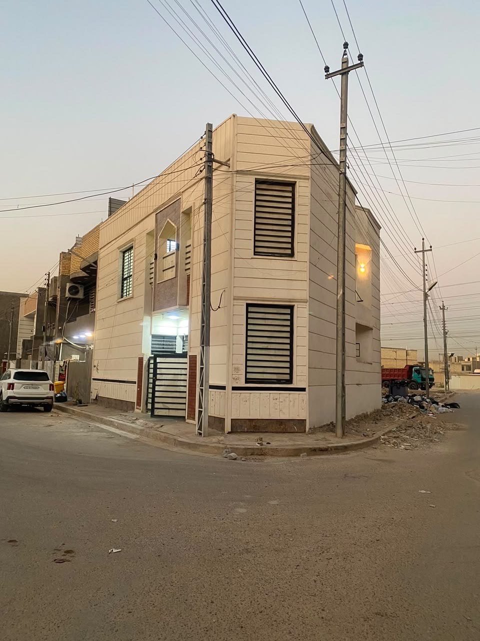بيت في حي دجله السكني شارع مطعم ساعه البيت معزول طابقين كل طابق غرفه جلوس غرفتين نوم وحمام ومطبخ إيجاره كل شهر مليون