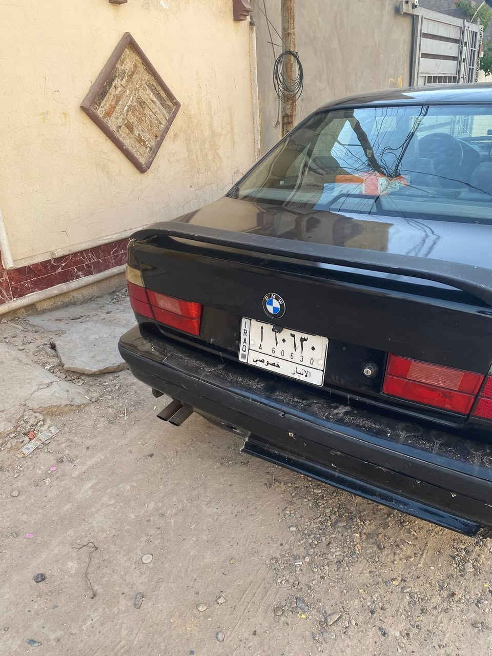 سلام عليكم بي ام موديل 91  520 عليه مكينه 525 لون اسود بدون ضربه فقط صبغ مكينه بيه ضعف   ابطاين انضاف بس كرسي السائق يرادله دوشمه يرادله تلحيضيات بسيطه تبريد شغال بس اتبدل جبنه الكمبريسر قبل كم يوم صار بيه هيج سعره 45 وبيه مجال او مرواس بتكسي وانطي فرق قسط على الضمان مكاني المحموديه ***********
