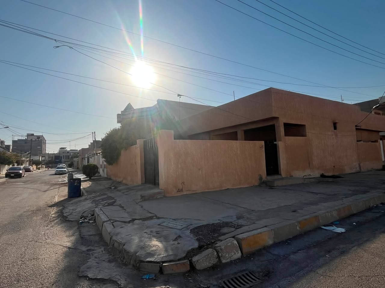 السلام عليكم
دار للبيع ركن 

المساحة 369متر بالطابو

 والارض بطحية وصادة على كركوك واكو بي فضلة يطلع بواقع الحال 374 

واجهة البيت 26متر على شارع 20 والنزال 14متر داخل الفرع 

العنوان: تكريت حي المعلمين 
قرب جامع الحفيظ 

ومقابل ثلاث مدارس ابتدائية ومتوسطة وثانوية 
وقريب من مستوصف الرازي الصحي وقريب جداً من شارع الاربعين قرب فندق تكريت بلازا 

للأستفسار الاتصال على الرقم 

***********
الماسنجر متوقف عندي استقبل اتصالات فقط
