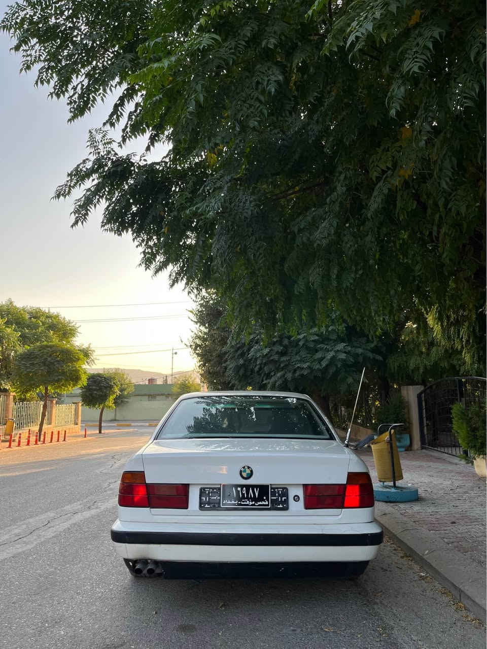 بیئێم مۆدیێل ١٩٩٢
مەکینە 535i
بێسەرەتا ساخ ساخ 
بێ بۆیاخ بێ لێدران 
شتی تازە و لۆک 
گێڕ عادی 
مواسەفات 
چوار جام کارەبا پەردە قفڵ مەرکەزی و ئێڕباگ
چرکەی نیە و تەقەو ڕەقەش بە شەرت 
تەبرید ی سارد و گەرم بە شەرت
ناو نیلی 
*********** السليمانية, العراق
