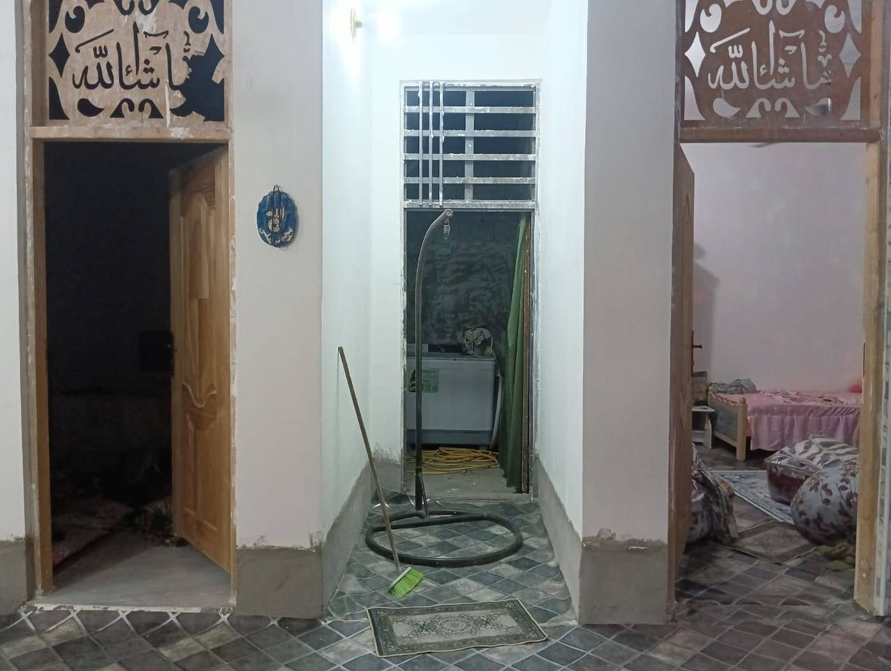 السلام عليكم بيت للبيع  زراعي مساحه 200  مكان حله ابو خستاوي 
يتكون من غرفتين واستقبال وكلدور ومطبخ وحمام داخلي وصحيات خارجي وحديقه 70متر البيت نقص مالته بس ارضيه وسياج *********** 
السعر 30 مستعجل ع بيعته
