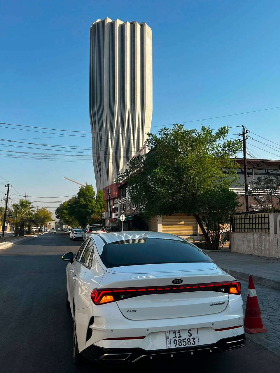 السلام عليكم 
للبيع كيا K5 موديل 2021 خليجي الشركه الدوليه  مكفوله من الصبغ بيها تعديل بارد pdr كلش بسيط براس البنيد الباقي كفاله ماشيه 64 السياره جديده وعلى ايدي استخدام شخصي السياره جاهزه من كلشي تخم تاير جديد باتري جديد تبريد ثلج رقم بغداد الجديد باسمي هزه و سنويه كله جديد 
فوول مواصفات عدا البانوراما
مواصفات :
بصمة تشغيل + ابواب
بردات بلاديه 
ترحيب عند الاقتراب
لد امامي + خلفي
شحن وايرلس
شاشه كبيره 
ابل كار بلي + اندرويد اوتو
كامره خلفيه
حساس امامي + خلفي
خمس وضعيات قياده
تبريد قطعتين
مثبت سرعه 
فول تحكم ستيرن
مانع انزلاق
وباقي المواصفات المعروفه 
السعر : 183 ورقه وبيها مجال
مكان السياره : بغداد العامرية
للاستفسار :***********

