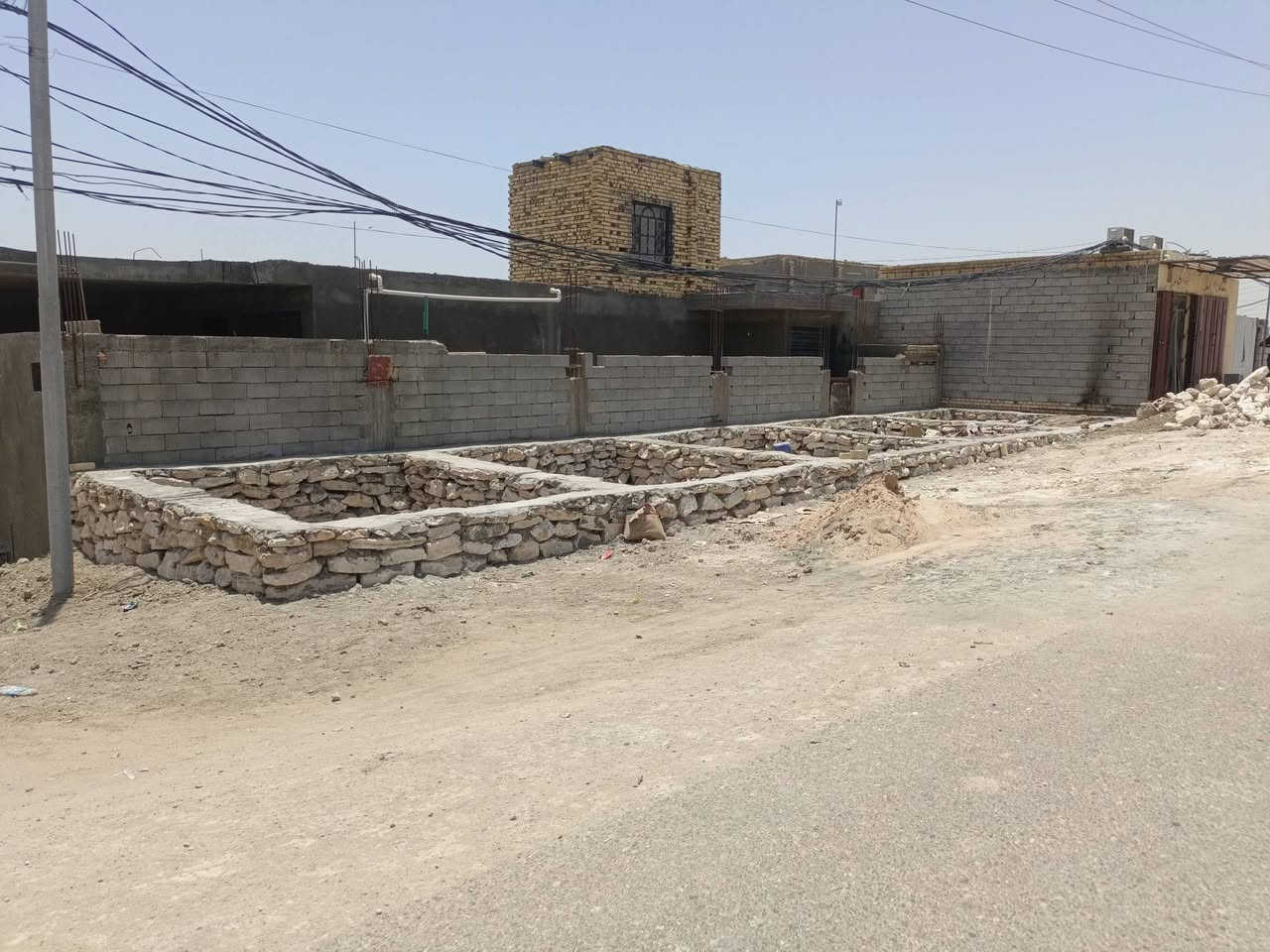 قطعه على شارع مال الساده السيد جابر يم العلوه مال المخضر محلات ٥ محلات للبيع محل الواحد ٥ في ٤ لي ستفسار ***********
