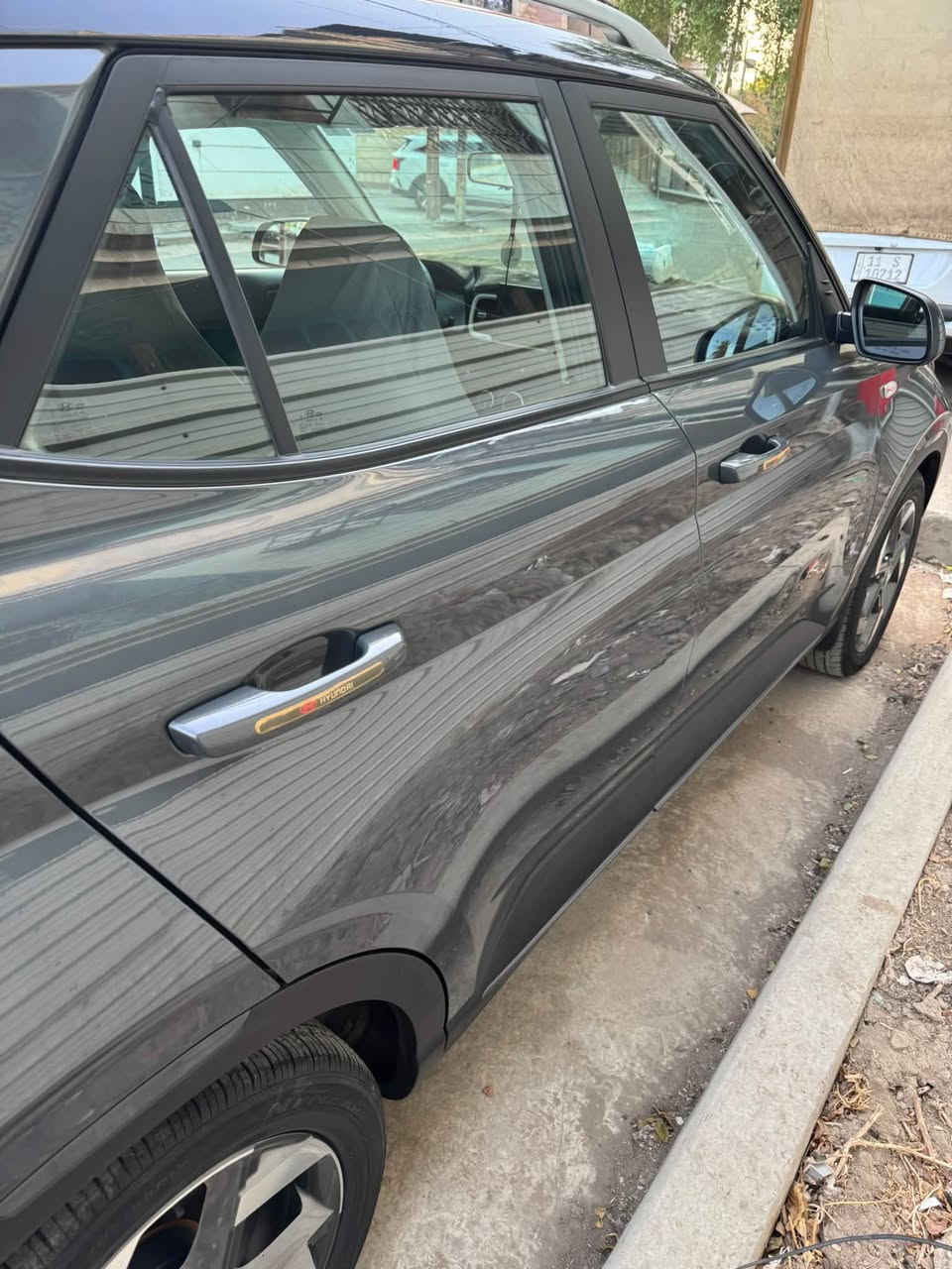 هونداي فينو ٢٠٢٤  لمتدد تو  كلر  قماره سوده وارد امريكي حادث موضوح بل صوره اني مستورده وعلى ايدي 

سياره رقم بغداد  انكليزي 
ماشية ٣٧٠٠٠ كيلو 
حادثه خلفي دعامية واني بدلته نفس لون 
بصمه كشنات جلد كروس سرعه   تحكم بلوتوث ثلاثة انظمه  قياده  يعني مواصفات فينو كله بس عدا فتحه  لانه بل تو كلر ميجي فتحه 
مكانه بغداد عطيفية  
سعره ١٣٥$  
تواصل عبر   ***********/***********

نص مكتوب في الصور:
- 850
- 17:15 4G bid.cars 3 / 20 BIDCAR
- 17:16 4G bid.cars 14 / 20 BIDGARS