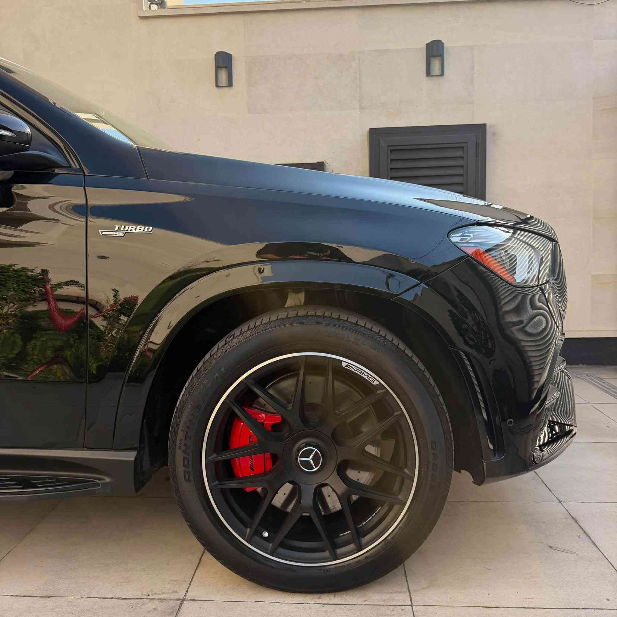 السلام عليكم
للبيع 

‏MERCEDES AMG GLE 53 4MATIC+ (2021)

وارد امريكي كلين تايتل ☑️

محرك 6 سلندر 3.0 AMG
توين توربو + EQ Boost
كير AMG Speedshift نمر 9 

نظام +4MATIC ذكي جداً يختلف حسب وضعية القيادة ويوزع الدفع حسب الطرق والحاجة
 لزيادة ثباتية السيارة 

مغلفة ppf بل كامل

لون أسود نايت بكج

رقم بغداد بأسمي تحويل مباشر

ماشية 58 ألف كيلو

مواصفات السيارة ⬇️

جكات تصعد وتنزل مع تحكم بوضعية الراحة
دواخل كاربون فايبر بلادي
داخل لون اسود ملكي مطرز بل خيط الاحمر والكنتارا مع شعارات الAMG
لايتات  Multibeam ذكية جداً ترحيب عند التشغيل و دوارة مع الستيرن
مقاعد أمامية كهرباء خزن تدفئة 
ستيرن AMG رجاج عند عبور الخطوط كهرباء وتدفئة
ساوند سيستم برومستر
منافذ شحن Type-c
صندوق كهرباء
اوتو بارك 
اوتو هولد
كامرات 360 درجة
رادارات 360 درجة
تحديد مسار
مانع تصادم 
قيادة ذاتية 
نقطة عمياء
إضاءة محيطية 64 لون
دوسات ترحيب AMG لد
فتحة سقف بانوراما
شاحن لاسلكي
حزام امان كهرباء + لون احمر
صوت اكزوز AMG طرب + بوب كورن اكتف فتح اغلاق
كاليبرات AMG لون احمر
5 وضعيات قيادة
ويل AMG حجم 21 تو سايز 
4 ثيمات متغيرة لعداد السيارة 

حالة السيارة وارد امريكي كلين تايتل
بدون ضرر بدون صبغ فقط 3 اماكن تعديل pdr بل نقل
باقي السيارة كفالة عامة شرط الدعاميات

محرك كير اكسل كاردن كهربائيات حدادية كفالة عامة   
من الخلل والفتح والتبديل 
سيارة جديدة وبدون نقص 

سعر السيارة 57,800$
مكان السيارة بغداد
للأستفسار *********** 📞
