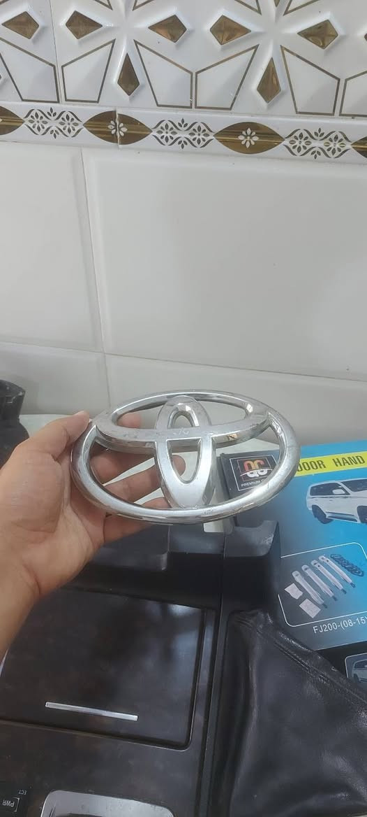 سلام عليكم
غراض لاند كروز Gxr بلاديات للبيع 
يرهم من ٢٠٠٨ لل ٢٠١٥ 
مسجل 
صاج دواخل 
عصا الكير مع ملحقاته 
علامه تويوتا الاصلية 
منفضة 

توصيل متوفر 

***********
