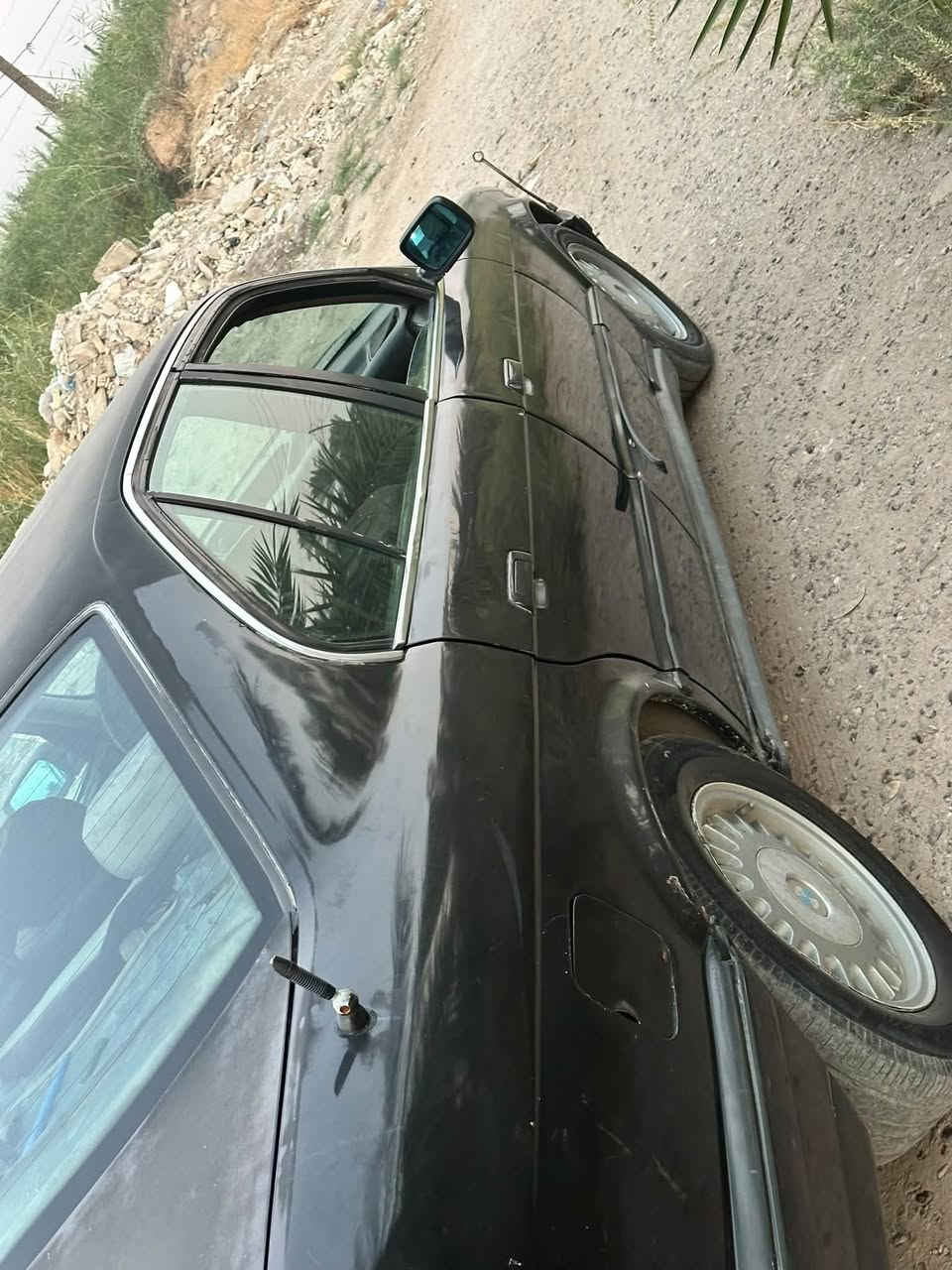 السلام عليكم 
للبيع  BMW 525
موديل 1991 رقم واسط إنكليزي باسمي 
تبريد شغال كير محرك مكفولات حجم 25 مفتوح
مكان بغداد سعر 39 ورقة وبيه مجال 
للاتصال ***********
