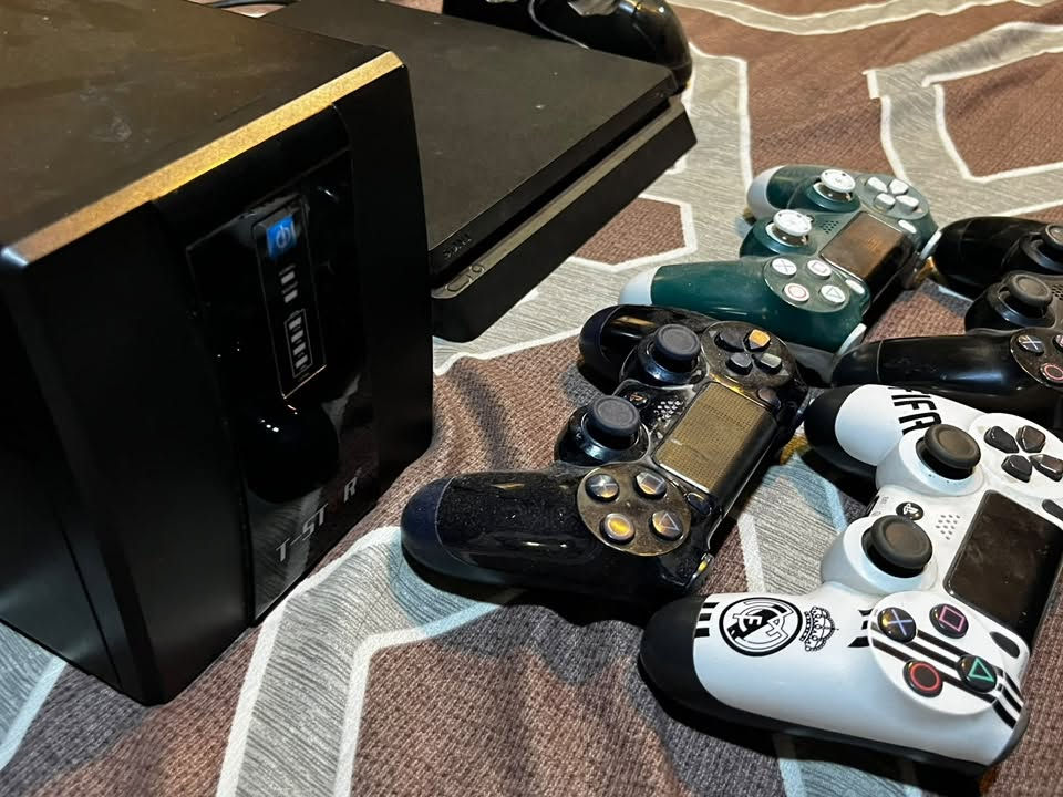 🎮 بلايستيشن 4 للبيع

🔹 هارد 512GB
🔹 مهكر
🔹 ويا 5 ألعاب
🔹 4 جوستكات
🔹 شاحن جوستكات
🔹 2 UPS

💰 السعر: 350 ألف دينار
📍 العنوان: بغداد – شارع فلسطين
📞 للاتصال: ***********
