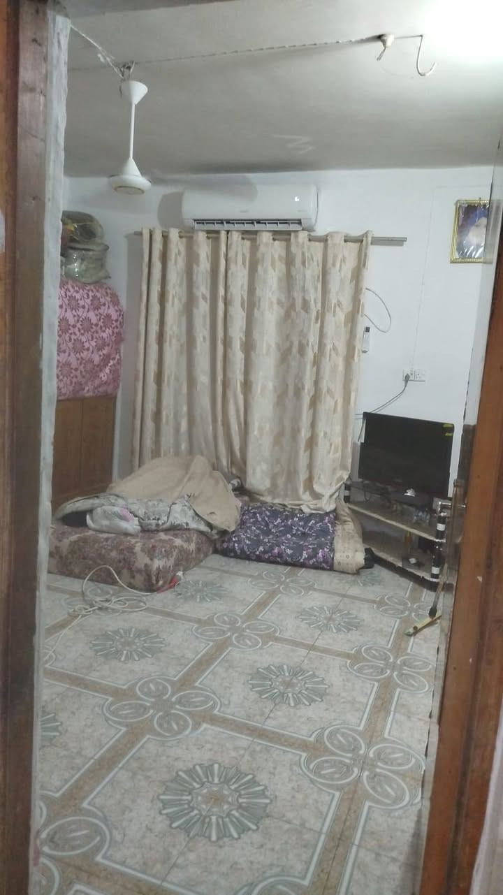بيت للبيع طابو زراعي سند ٢٥ المساحة ١٨٥ م² طابقين الطابق الأرضي يتكون من غرفتين نوم واستقبال وصالة ومطبخ وصحيات البناء طابوق والسقف صب مسلح 
والطابق الثاني غرفتين نوم وصالة البناء ثرمستون والسقف صب مسلح 
الموقع السدة القصبة القديمة قرب السوق 
السعر المطلوب ٦٣ مليون 
هاتف *********** ابو محمد
عنوان المكتب المسيب شارع الكراج الموحد مقابل إعدادية التجارة للبنات
