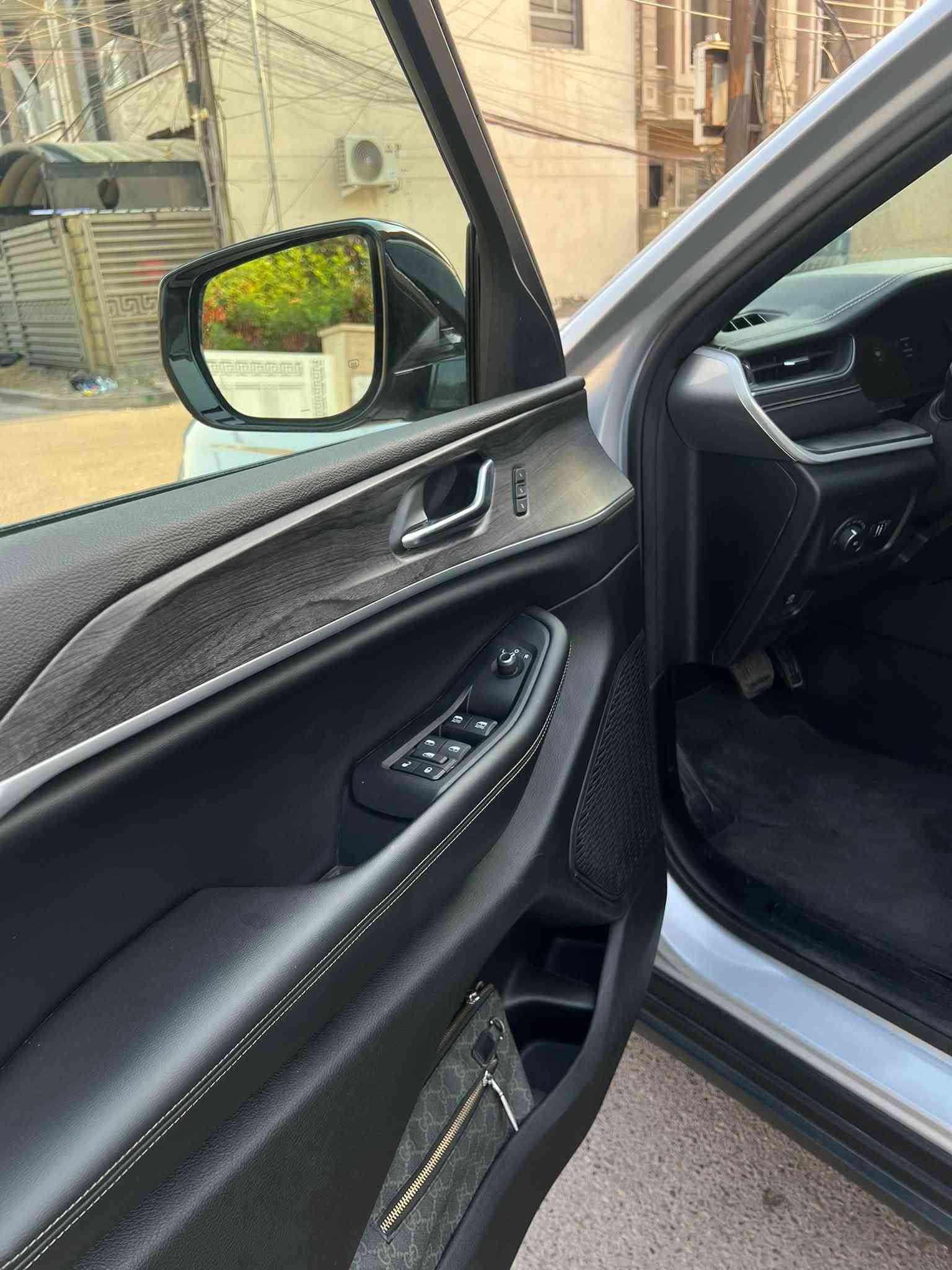 جيب ليمتد jeep limited
موديل ٢٠٢٤
فول ١/١ 
عدة فتحة سقف
ماشيه 5الف  زيرو 
المواصفات :
* رادار امامي مع مانع تصادم . 
* تحذير الخروج عن المسار . 
* تحذير النقطة عمياء  .
* نظام تحذير عند التقاطعات. 
* شاحن موبايل وايرلس.
* 
* كاميرا خلفية. 
*شاشة كبيرة 10.1 أنج
* المصابيح الأمامية زنون .

* دخول ذكي. 
* تشغيل عن بعد .
* الصندوق الخلفيي كهربائي .
كراسي كهرباء
 
* المقاعد الأمامية تدفئة .
* حساسات خلفية . 
*
* تبريد خلفي . 
* تدفئة مقود القيادة . 
* مانع تصادم خلفي .
تخم تاير جديد
صدر جديد
كير مكينة كفالة
حادث سيارة جاملغ وبنيد  (قطعتين صبغ ) باقي كفالة وعلى فحص
بداية الشاصي  جهة السايق فقط 

رقم بغداد جديد  وبسمي
مكان السيارة  بغداد /السيدية

***********
