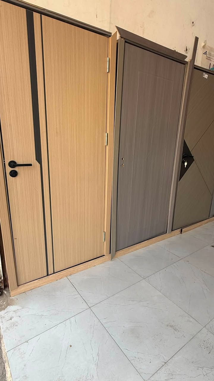 ⭕️كلشي جديد يم الناصر 
بيبان خشب شرط درجه اوله مع كامل الملحقات ادخل شوف النزاكه غير باب غرفتك عازل صوت حقيقي 
للتواصل : ***********
***********
***********
