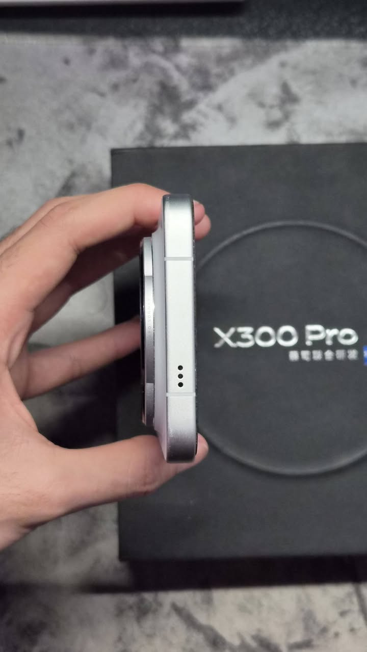 السلام عليكم vivo x300 pro للبيع
الجهاز جدا جدا نضيف مابيه اي شخط 
ذاكرته 1tb
الرام 16
الجهاز روم صيني 
السعر مليون و300بيه مجال جدا بسيط
الموقع بغداد ويوجد توصيل
للتواصل علئ واتس اب ***********
