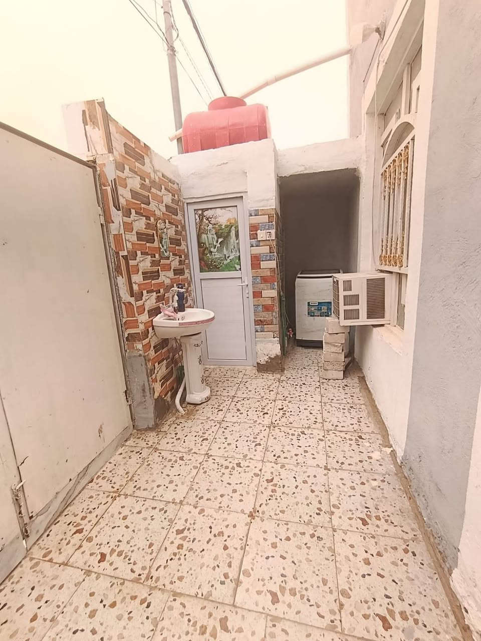 الدار للبيع طابق او نص المساحه 100م يحتوي على استقبال وغرفه وصاله ومطبخ و صحيات و الطابق الثاني يحتوي على غرفه وصاله وصحيات الموقع حي النداء قرب جامع أمناء الرحمن شارع المكاتب  السعر (75) مع المجال للاستفسار الاتصال على الرقم او مراسله على الواتساب ***********
