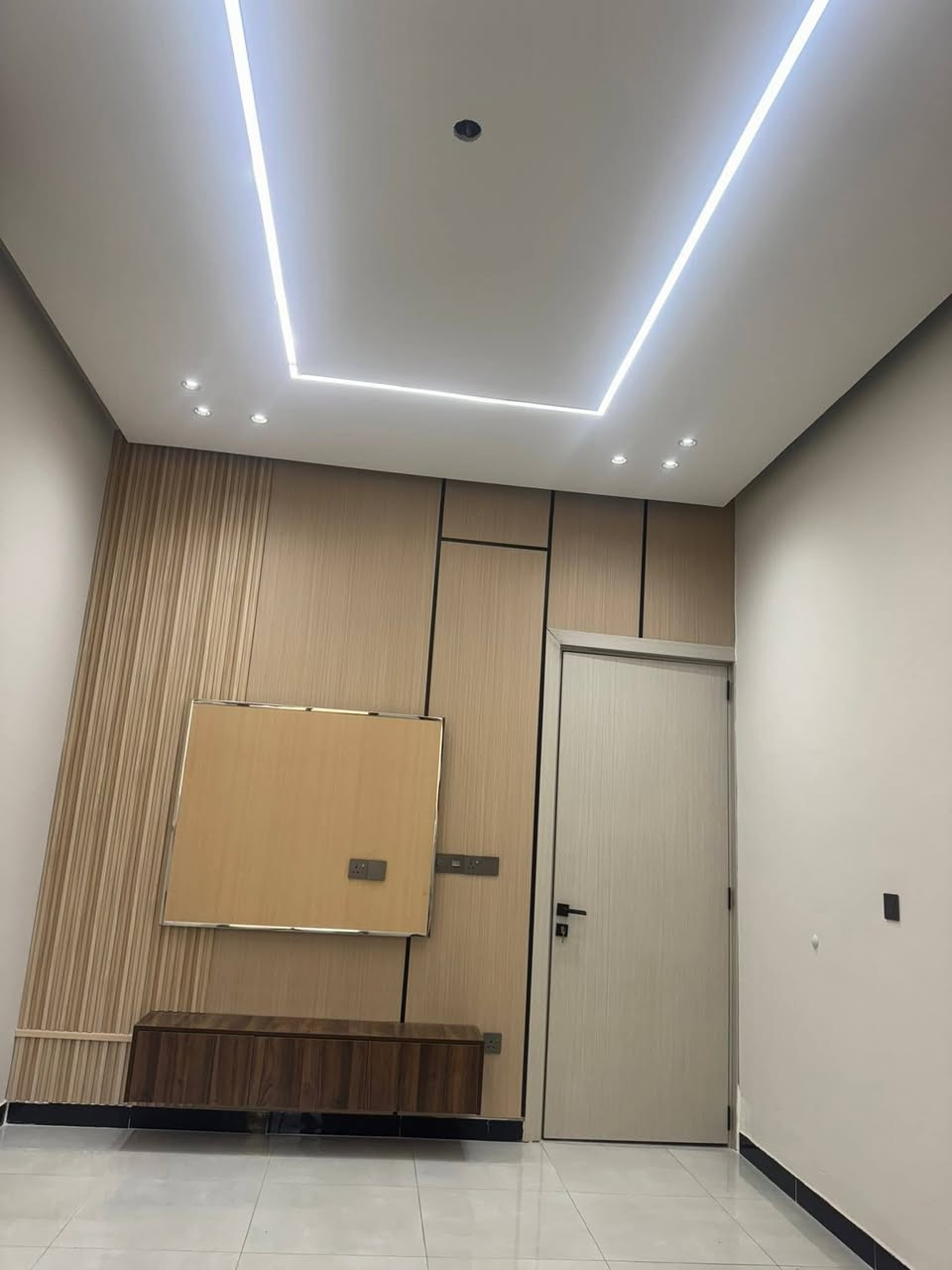 دار للبيع مساحه 100م واجهة 6 وربع نزال 16 طابقين يحتوي البيت على مطبخ استقبال هول غرفه صحيات الطابق الثاني غرفتين  نوم وصحيات المكان البوعيثه  مجمع العدل الاول قرب جامع كامل عبود  للاستفسار ***********
