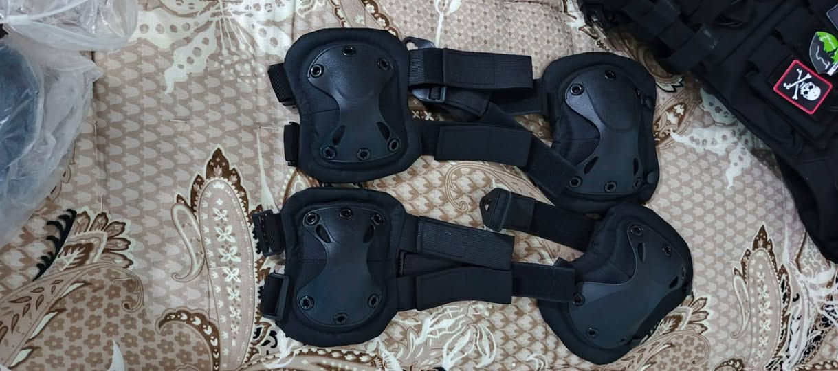 جعبه+ خوذته+ كسارات+ بيريه+ حذاء عُرضات جدد للبيع سعر ٤٥ ألف
